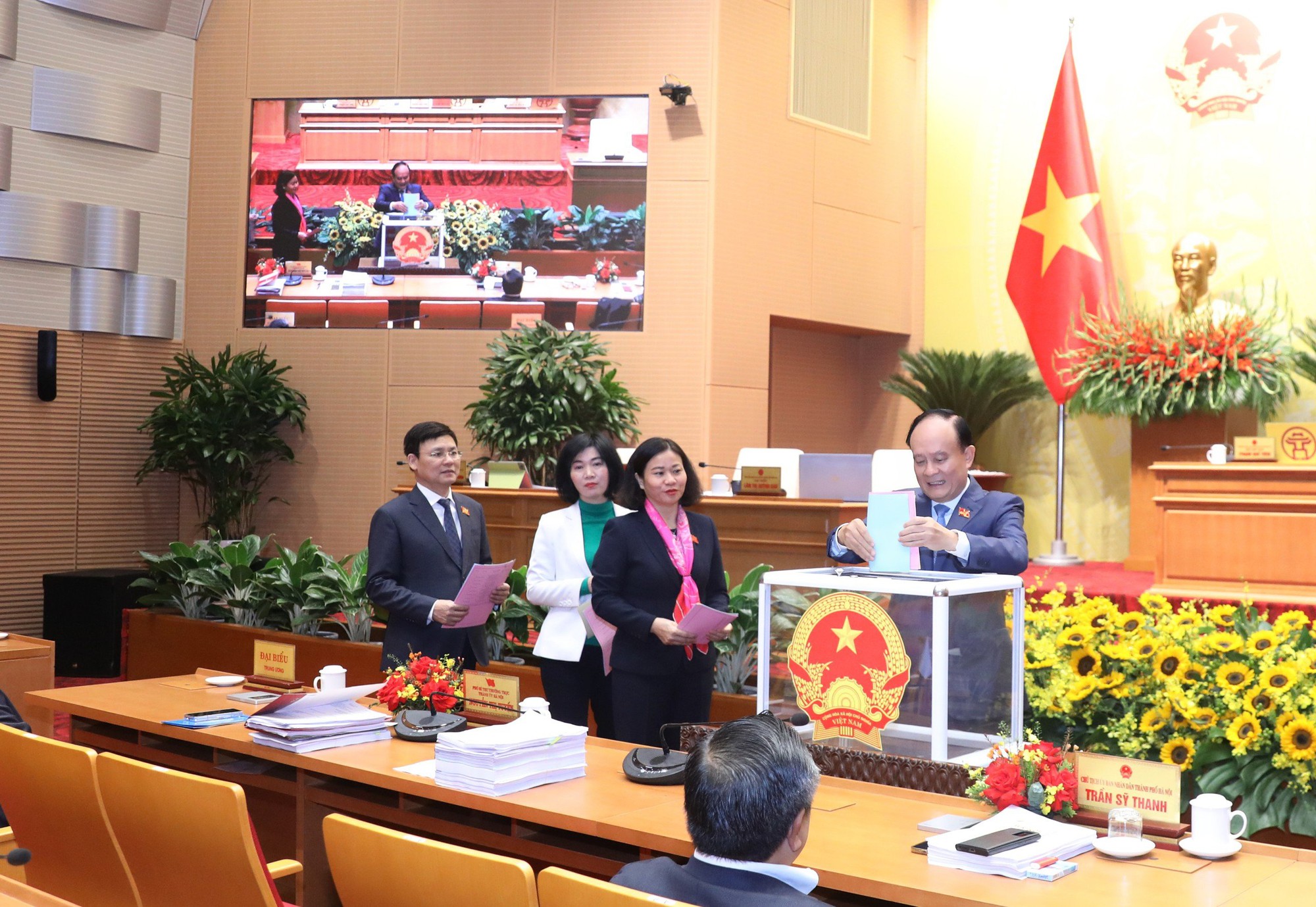 Hà Nội công bố phiếu tín nhiệm: Chủ tịch Hà Nội đạt trên 85% phiếu tín nhiệm cao - Ảnh 1.