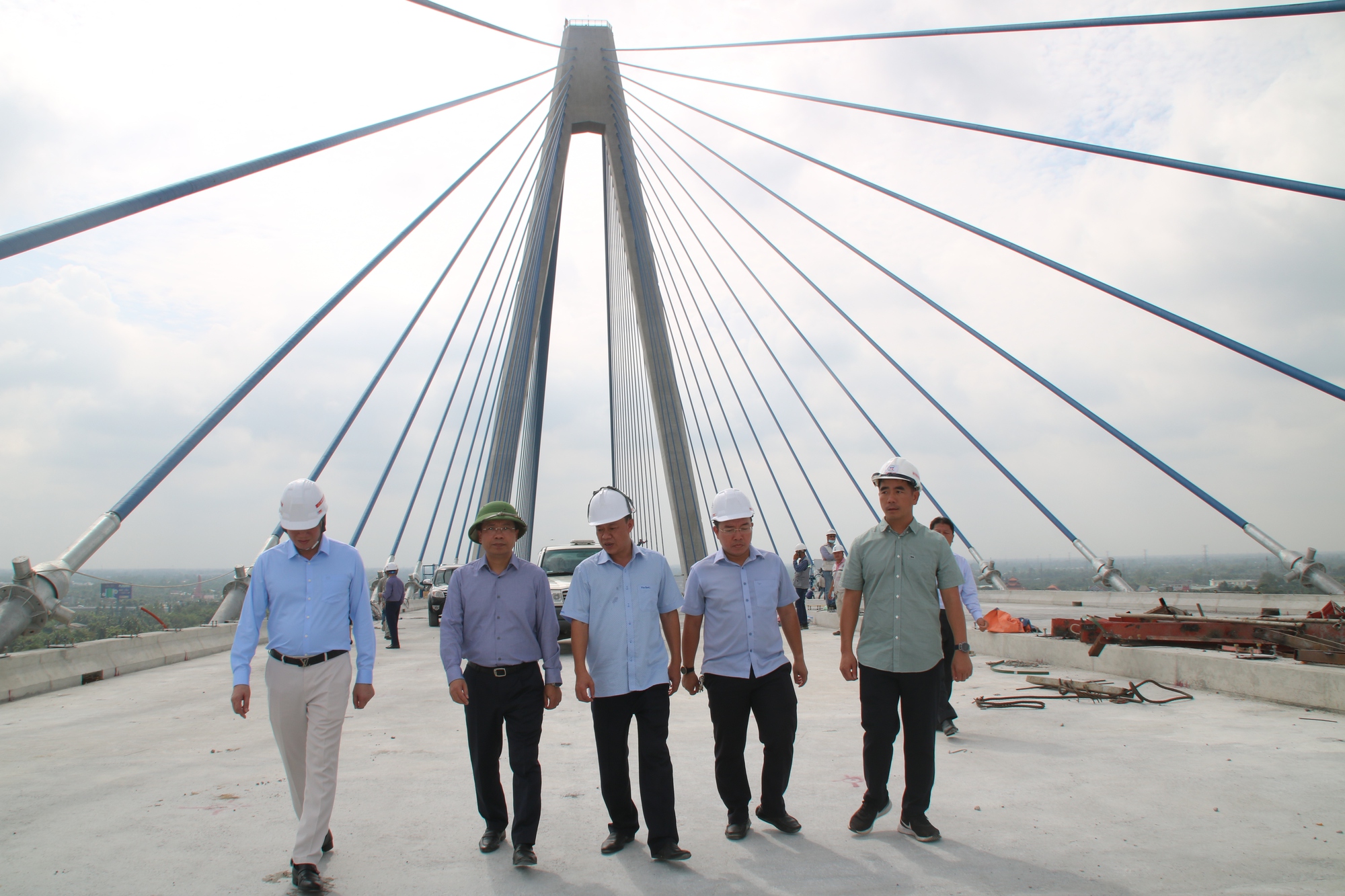 Thứ trưởng Bộ GTVT: Khẩn trương hoàn thành các hạng mục còn lại của cầu Mỹ Thuận 2 - Ảnh 1.