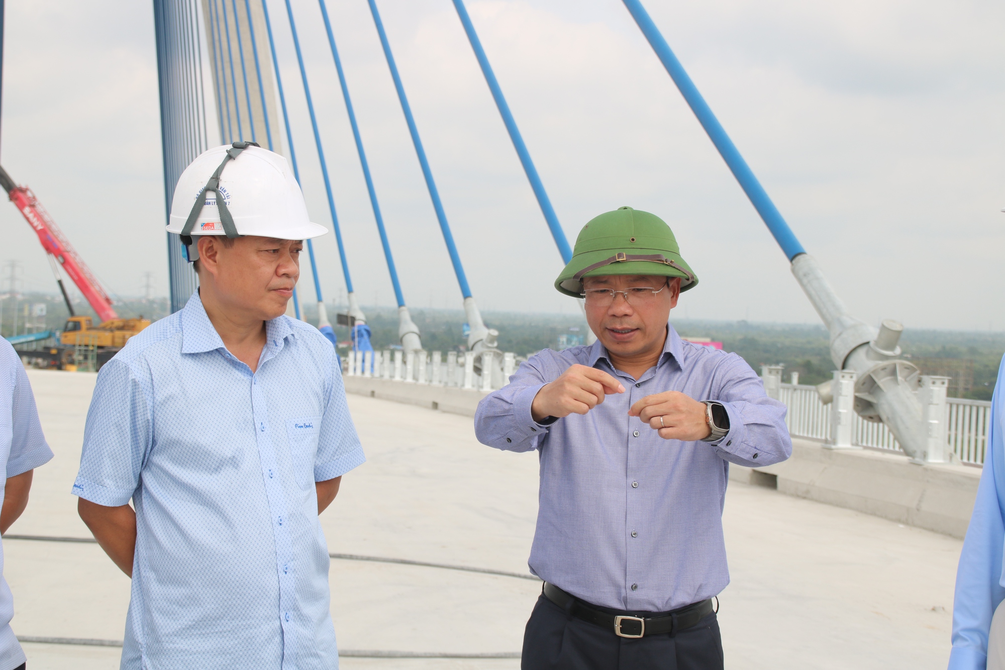 Thứ trưởng Bộ GTVT: Khẩn trương hoàn thành các hạng mục còn lại của cầu Mỹ Thuận 2 - Ảnh 2.