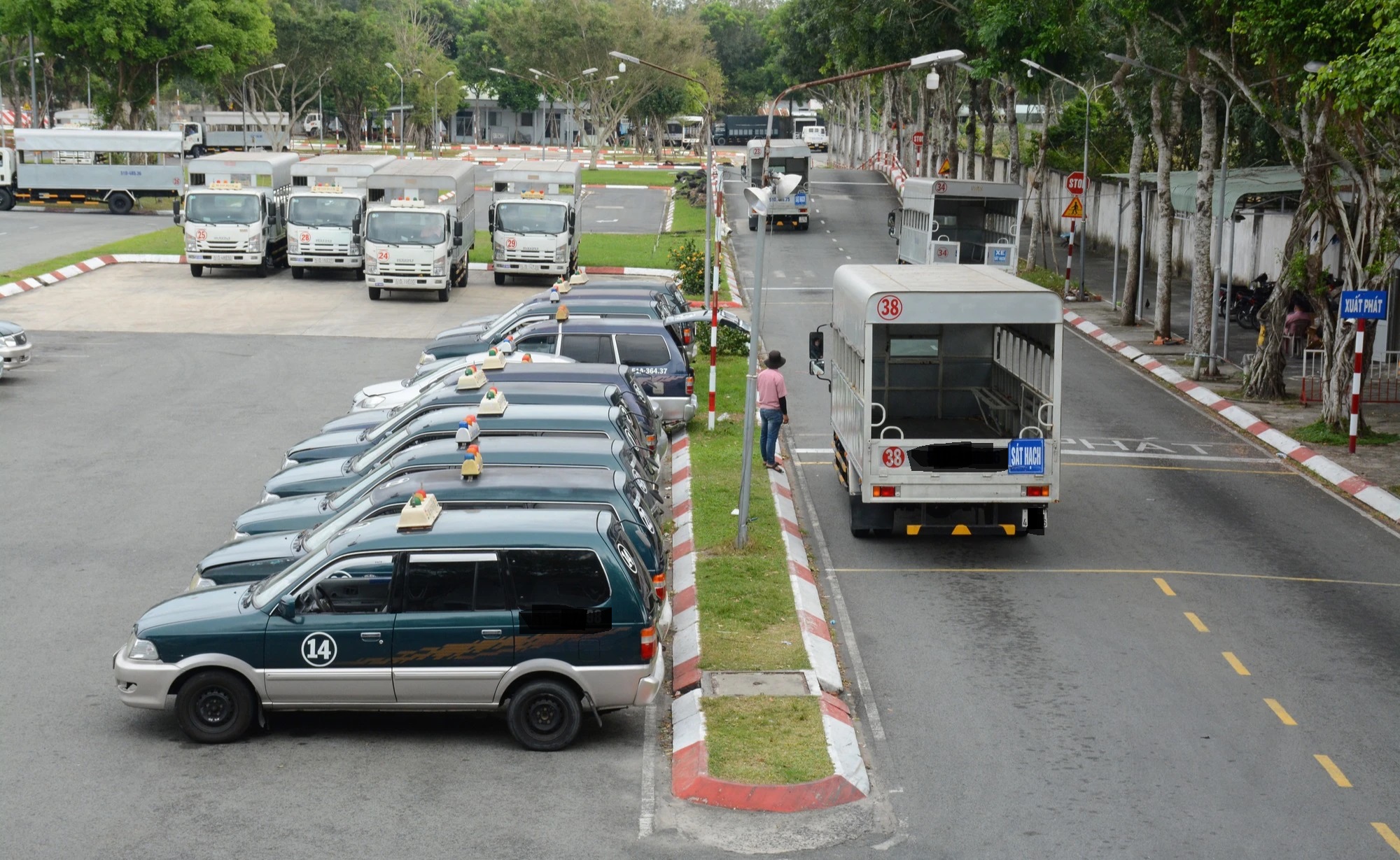 Hà Nội chốt giá dịch vụ đào tạo lái xe hạng B2 là 15,59 triệu đồng - Ảnh 1.