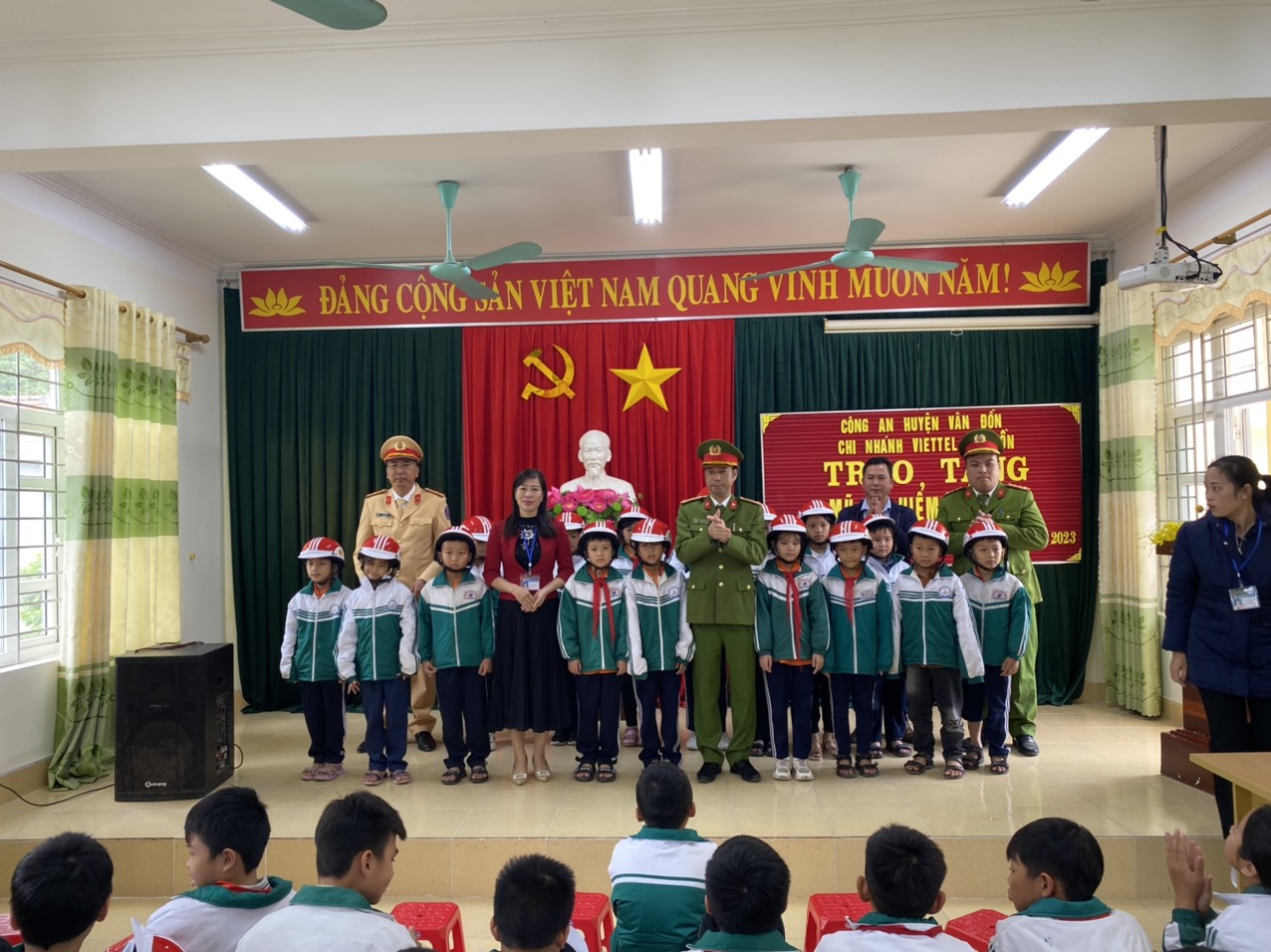 Quảng Ninh CSGT tặng mũ bảo hiểm, tuyên truyền về ATGT cho học sinh huyện đảo - Ảnh 2.