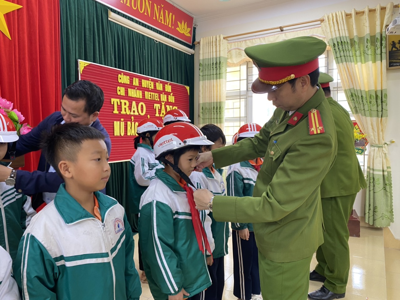 Quảng Ninh CSGT tặng mũ bảo hiểm, tuyên truyền về ATGT cho học sinh huyện đảo - Ảnh 1.