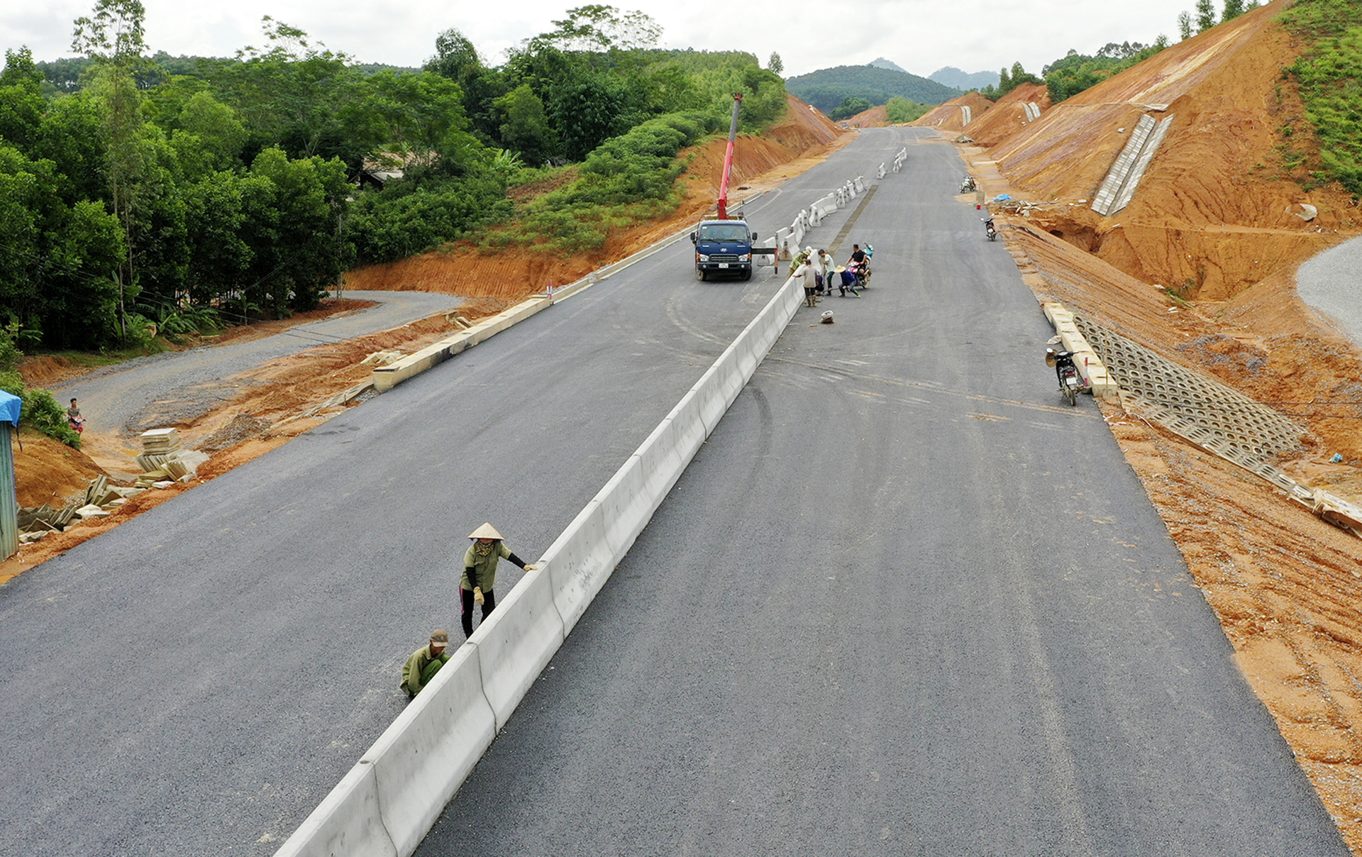 Nước rút đưa cao tốc Tuyên Quang - Phú Thọ về đích đúng hẹn - Ảnh 1.