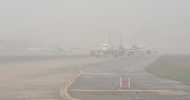 Sương mù dày đặc, 7 chuyến bay đến Nội Bài phải chuyển hướng hạ cánh - Ảnh 1.
