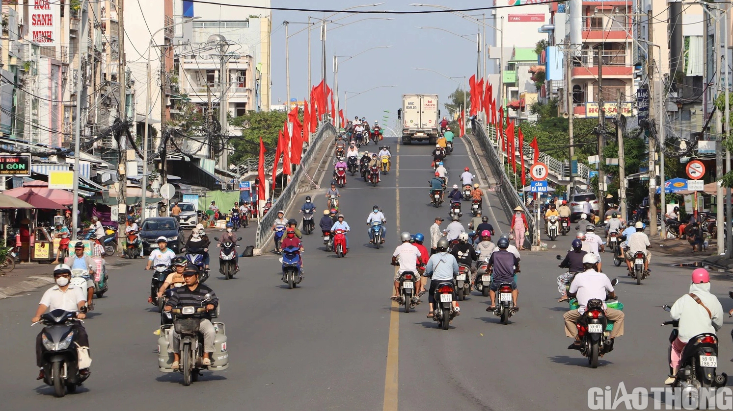Đường phố rực rỡ trước thềm Festival tôm Cà Mau 2023 - Ảnh 4.