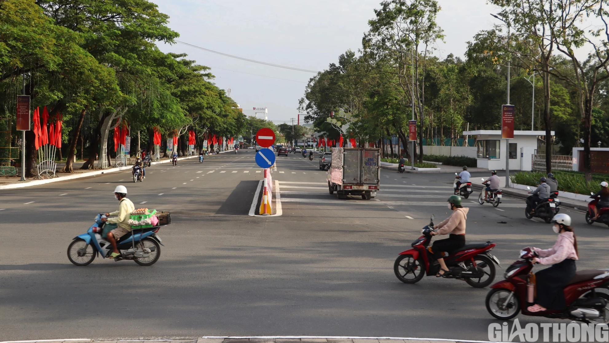 Đường phố rực rỡ trước thềm Festival tôm Cà Mau 2023 - Ảnh 6.
