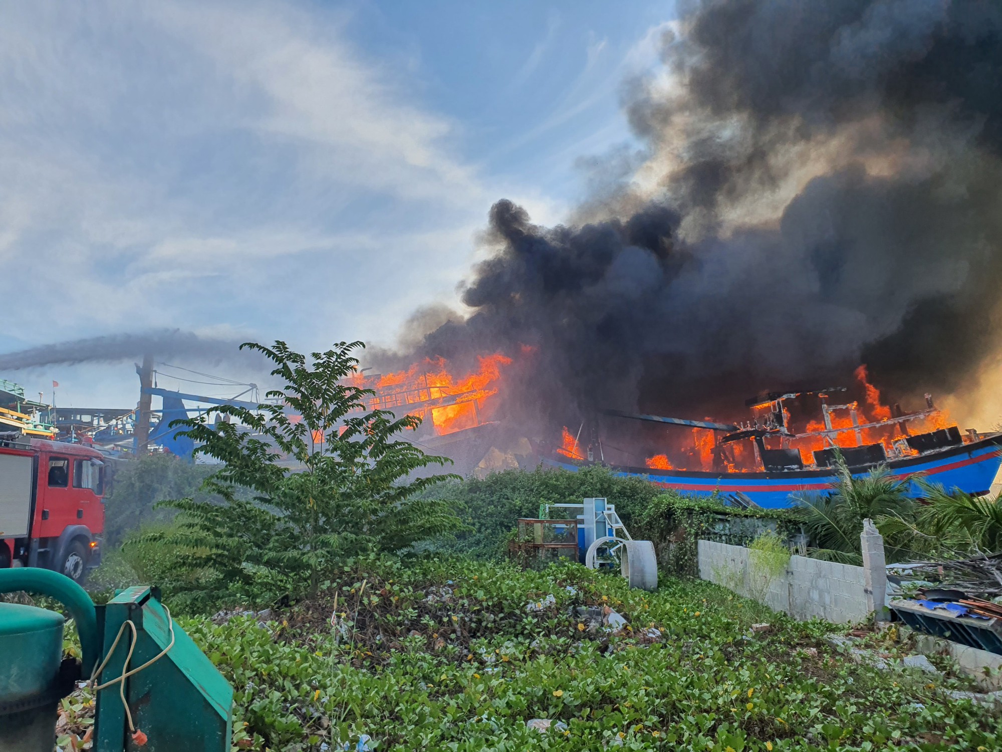 Điều tra làm rõ vụ cháy 11 tàu cá ở Phan Thiết - Ảnh 1.