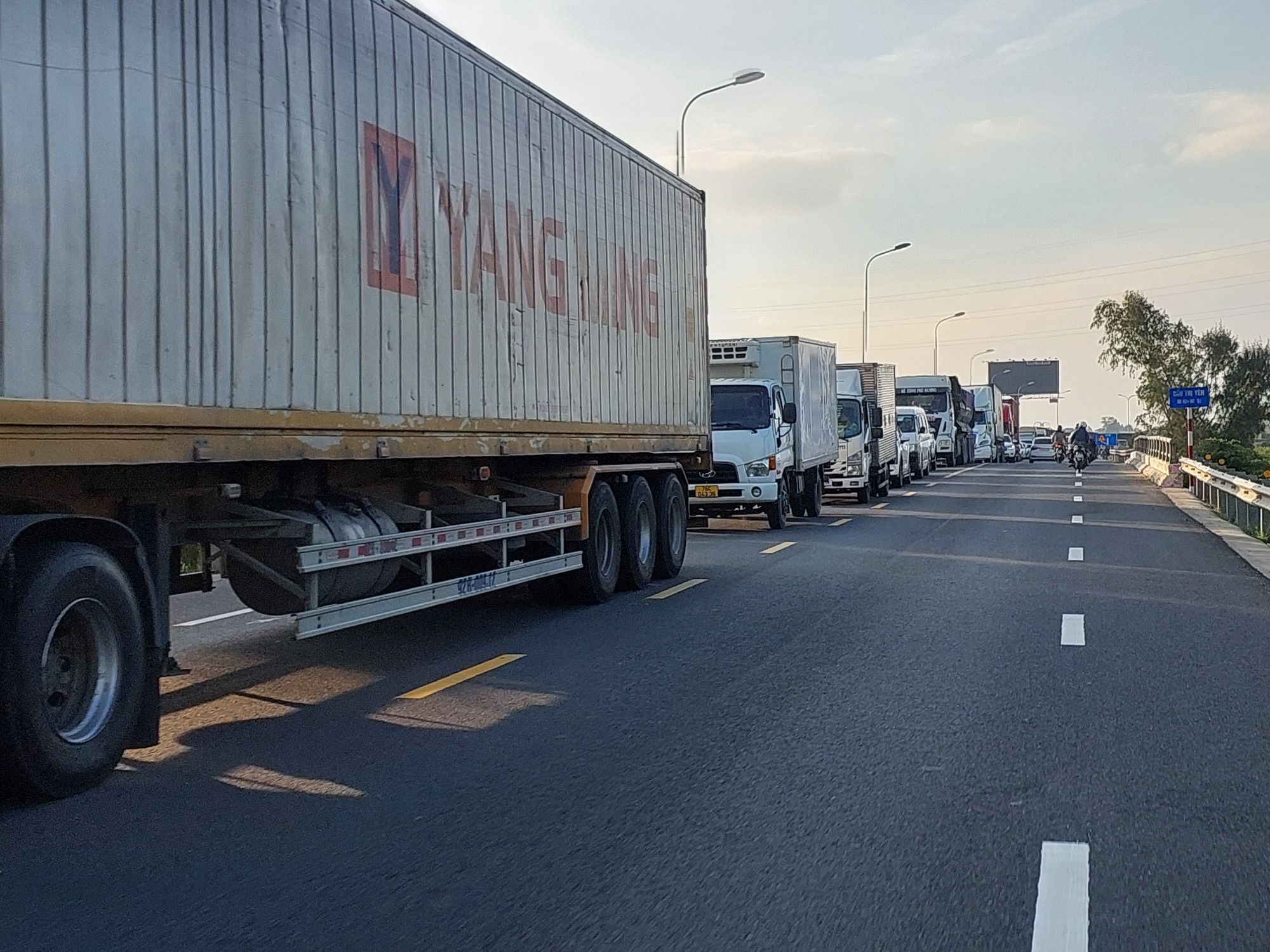 Xe tải gặp tai nạn, QL1A qua Quảng Nam ùn tắc hơn 2km - Ảnh 1.
