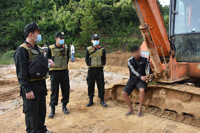 Giám đốc Công an Bình Thuận trực tiếp chỉ đạo phá điểm khai thác khoáng sản giữa rừng sâu - Ảnh 1.