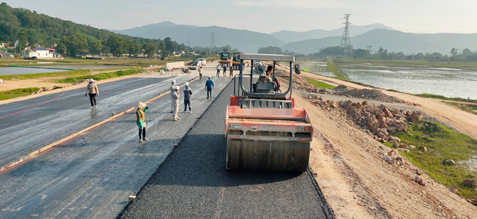 Thảm những mét bê tông nhựa đầu tiên tại dự án cao tốc Diễn Châu - Bãi Vọt - Ảnh 1.