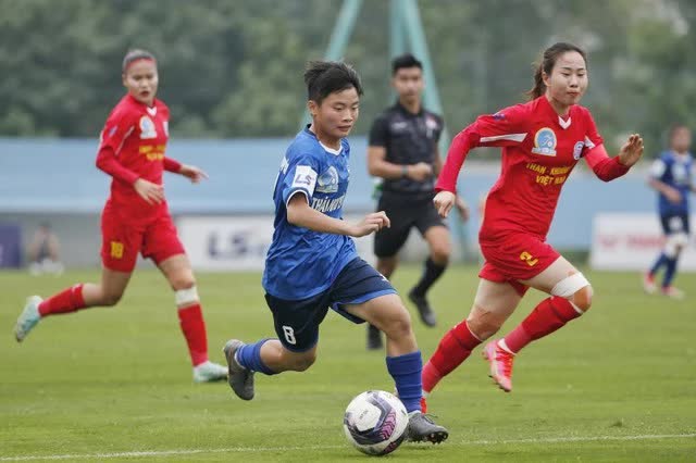 Giải bóng đá VĐQG 2023: Sao tuyển nữ Việt Nam tỏa sáng, Than KSVN chiếm ngôi đầu  - Ảnh 1.