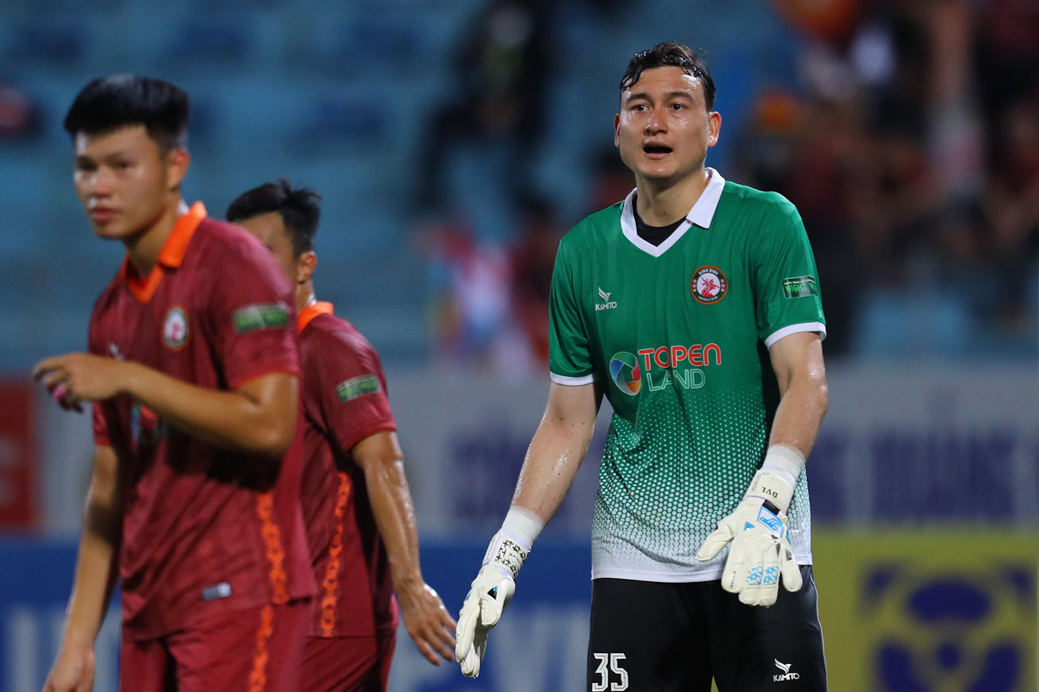 Đội bóng V-League suýt xuống hạng dùng “bom tiền” chiêu mộ thủ môn số 1 Việt Nam - Ảnh 1.