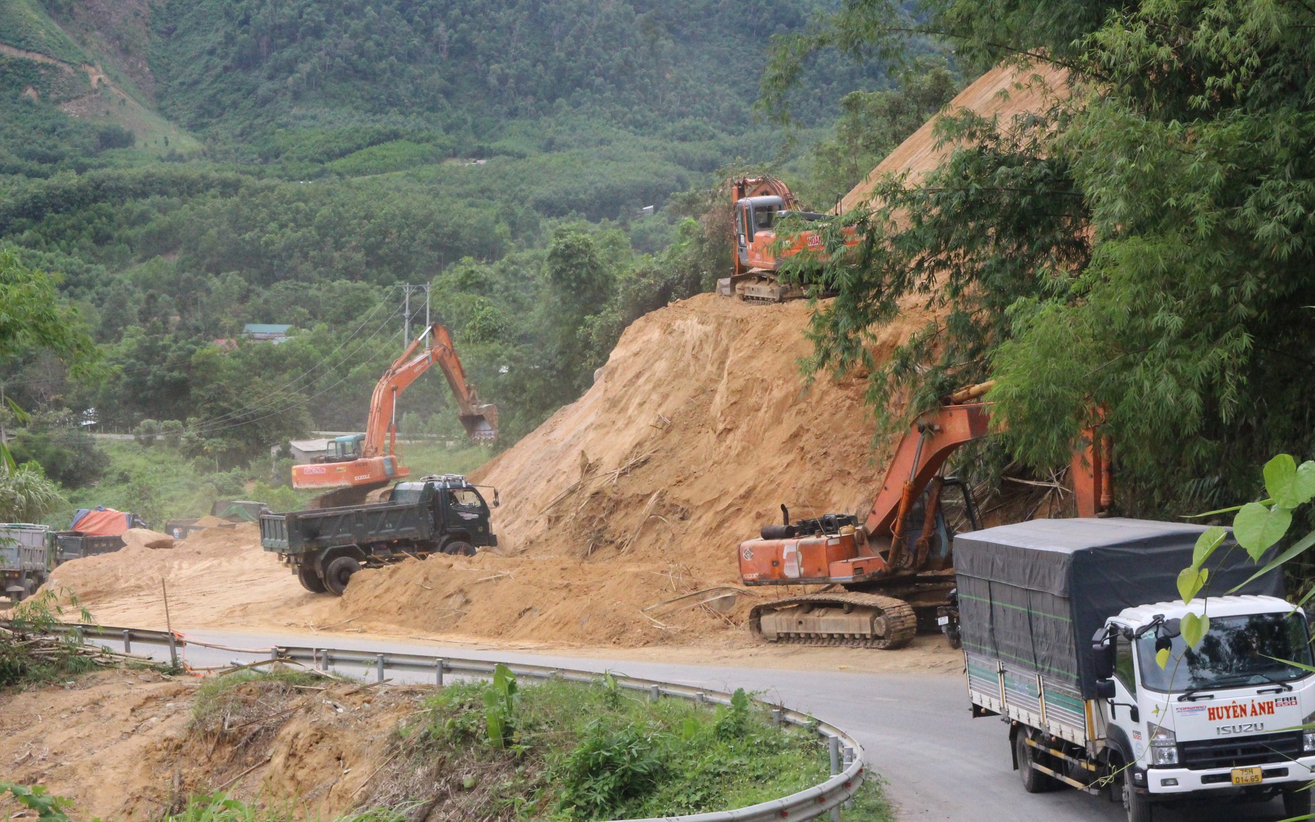 Nối cống, bạt đồi cải tạo hàng loạt điểm cua trên QL49