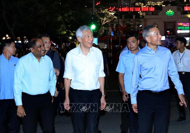 Vừa đến Việt Nam, Thủ tướng Singapore làm ngay điều đặc biệt - Ảnh 3.