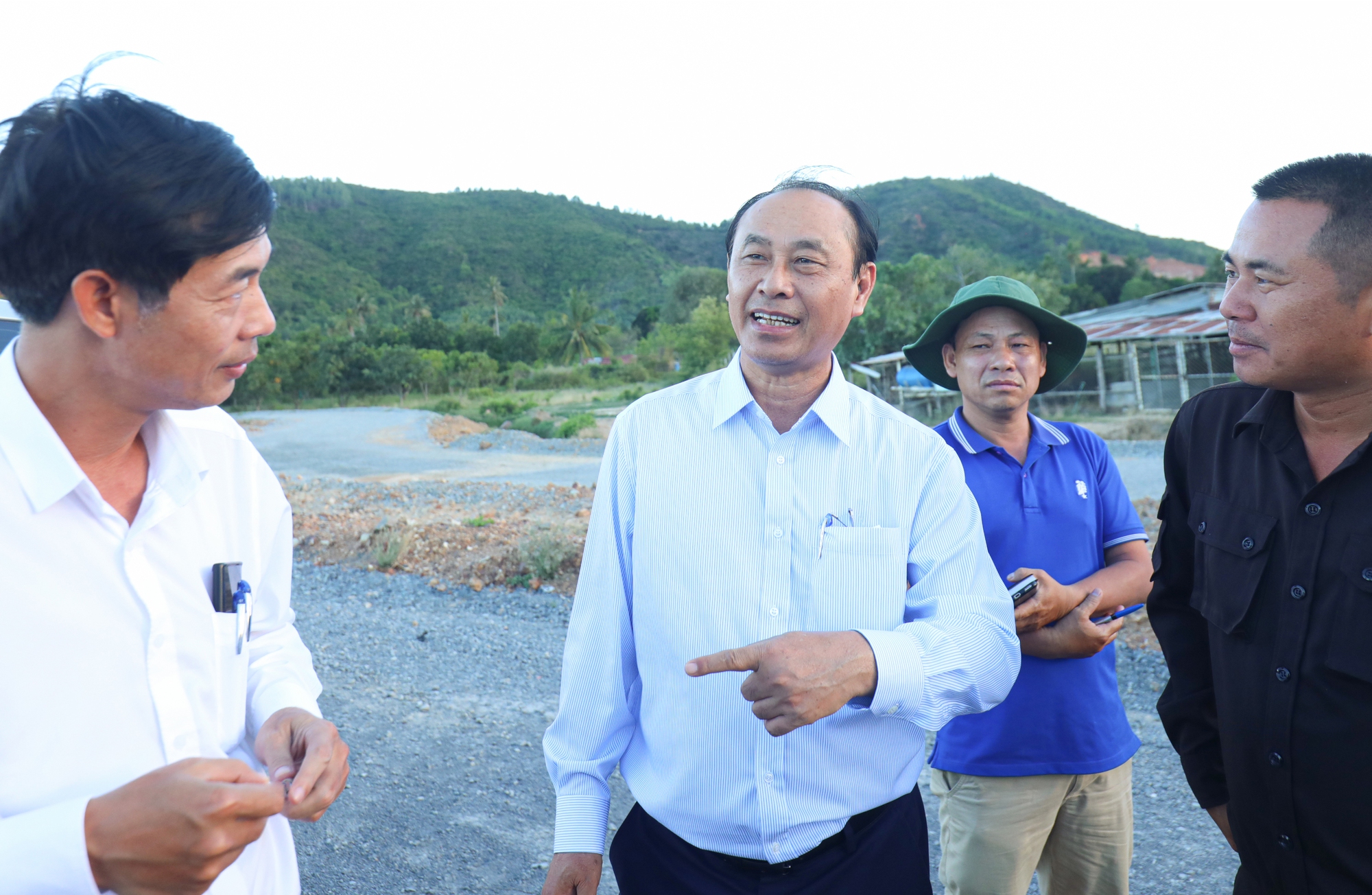 Thứ trưởng Bộ GTVT Lê Đình Thọ kiểm tra tiến độ dự án cao tốc Bắc - Nam đoạn Nha Trang - Cam Lâm ngày 12/5/2023 Ảnh Tạ Hải