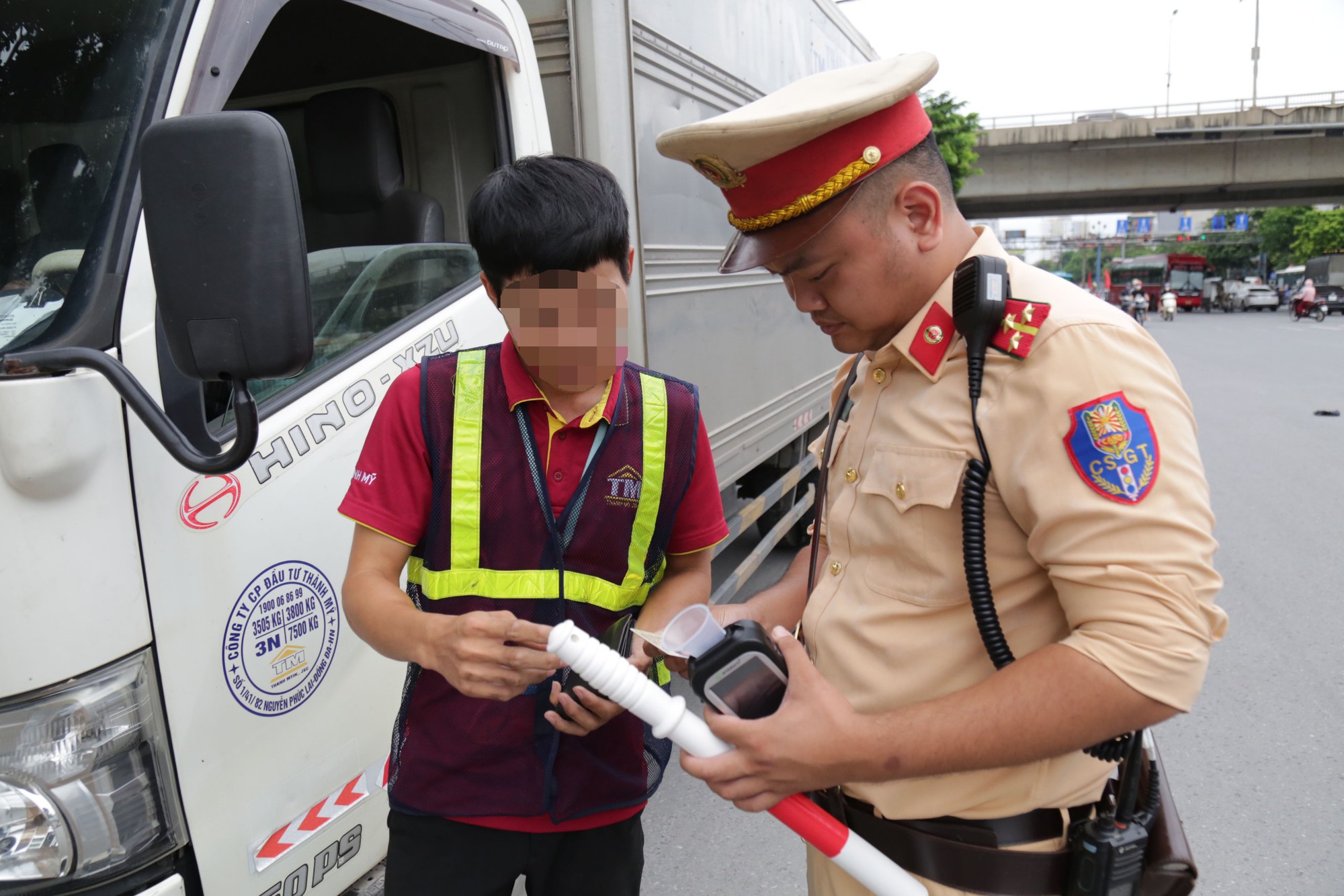 CSGT sử dụng que test ma túy đặc biêt kiểm tra hàng loạt tài xế xe khách và container - Ảnh 5.
