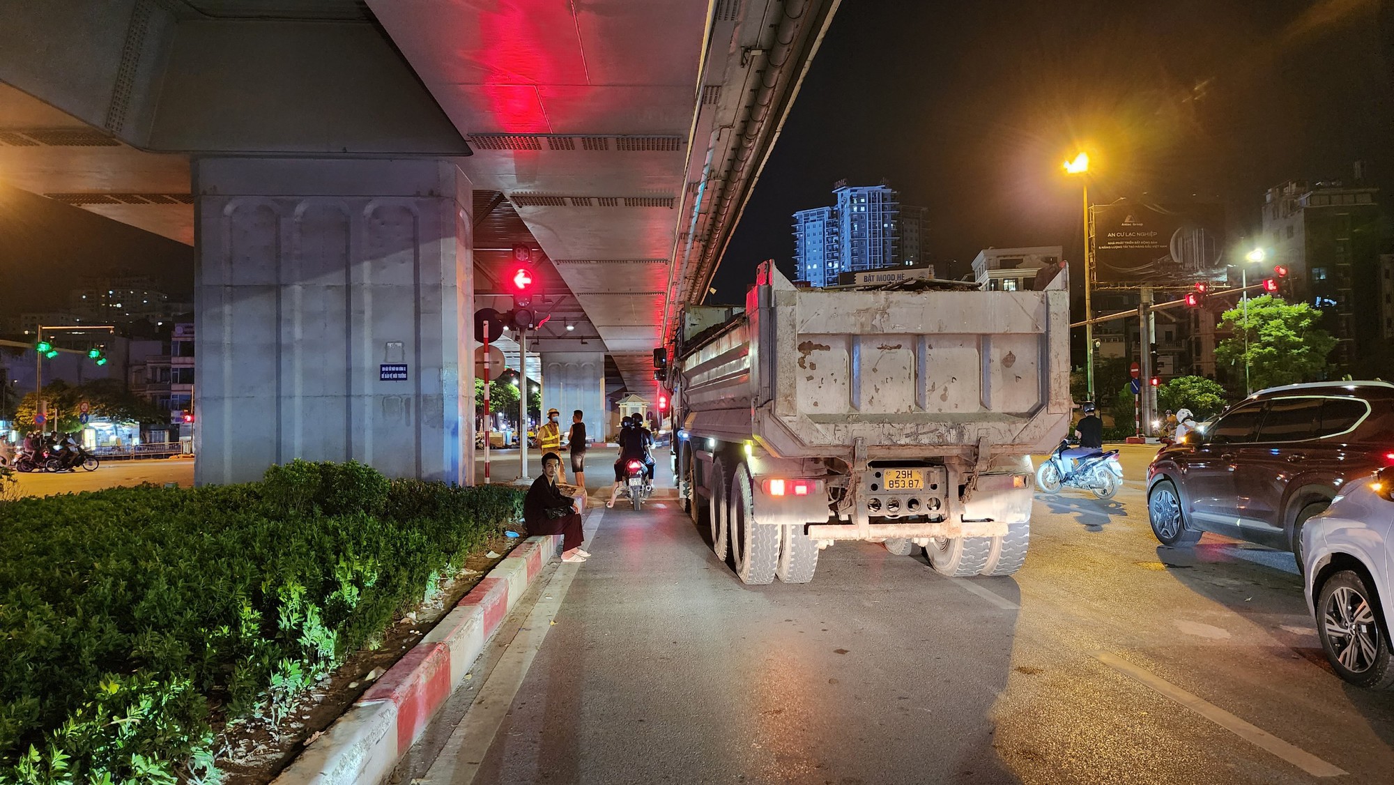 Sau phản ánh của Báo Giao thông, CSGT mật phục xử lý xe chở đất vi phạm - Ảnh 2.