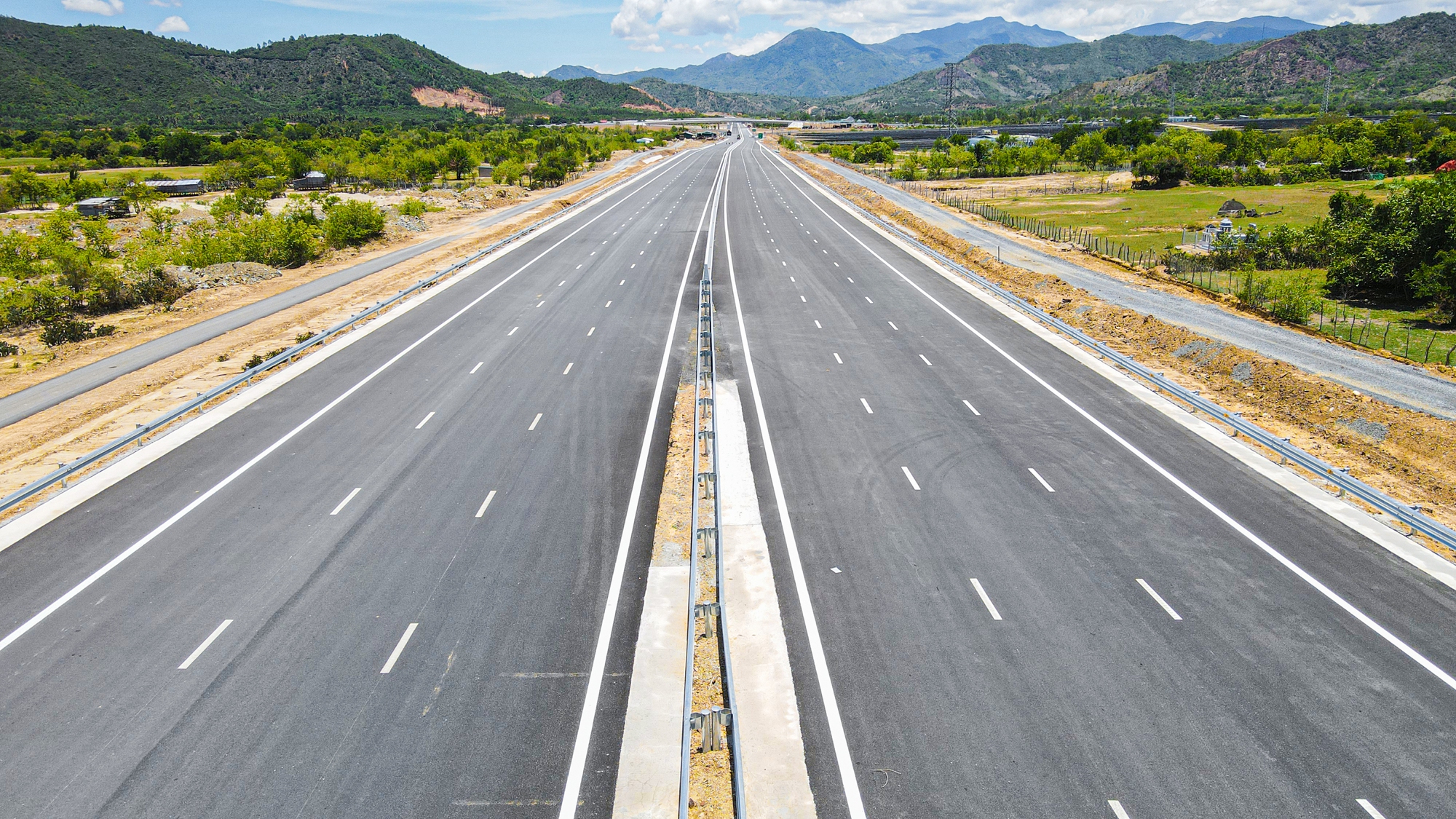 Tuyến cao tốc Bắc - Nam đoạn Nha Trang - Cam Lâm được đưa vào khai thác tuyến chính đã vượt tiến độ 3 tháng so với kế hoạch của nhà đầu tư dự án Ảnh Tạ Hải