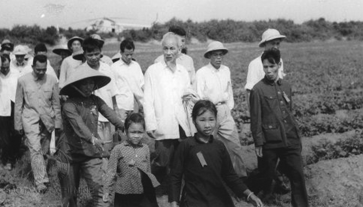 Bác Hồ về thăm người dân huyện Cô Tô ngày 9/5/1961