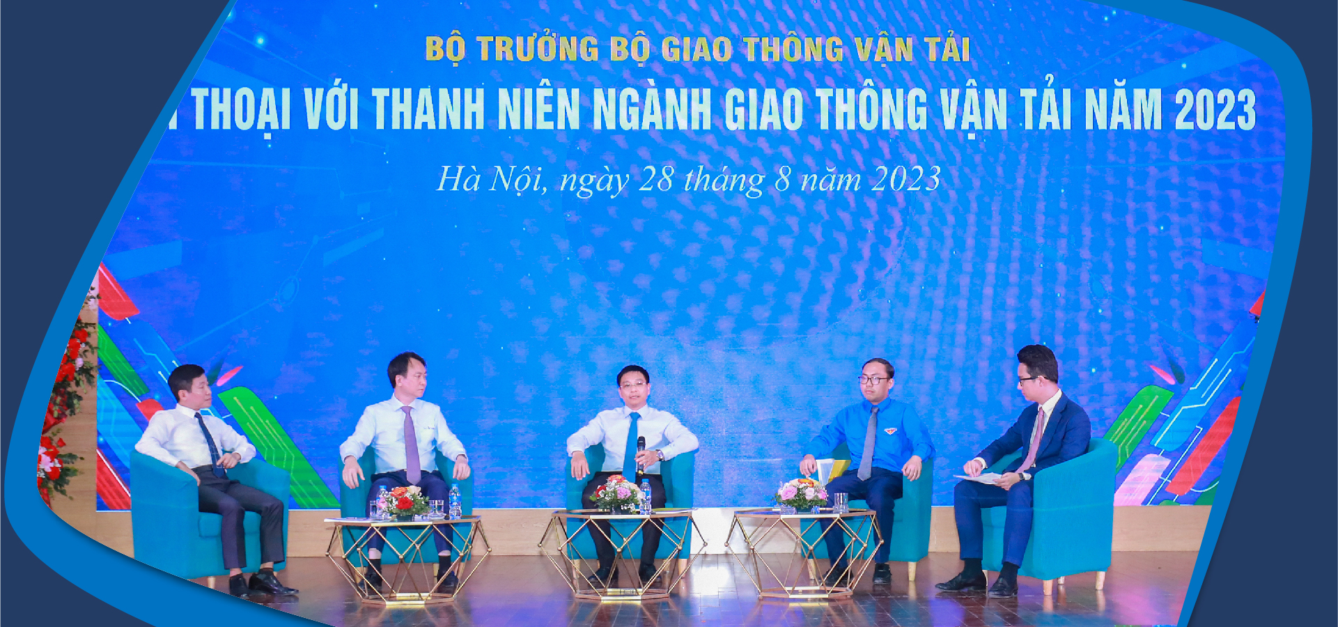 Bộ trưởng Nguyễn Văn Thắng đối thoại với thanh niên ngành GTVT chiều 28/8. Ảnh Tạ Hải