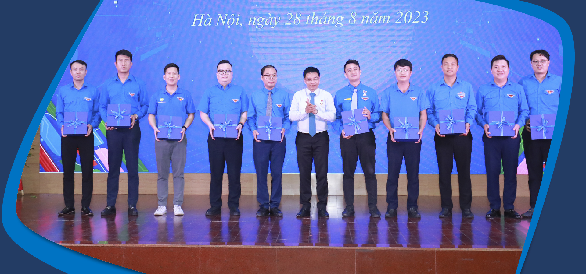 Bộ trưởng Nguyễn Văn Thắng trao quà kỷ niệm chương trình cho Đoàn thanh niên các đơn vị ngành GTVT