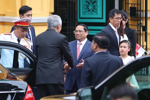 Cận cảnh Thủ tướng Phạm Minh Chính chủ trì lễ đón Thủ tướng Singapore Lý Hiển Long - Ảnh 1.