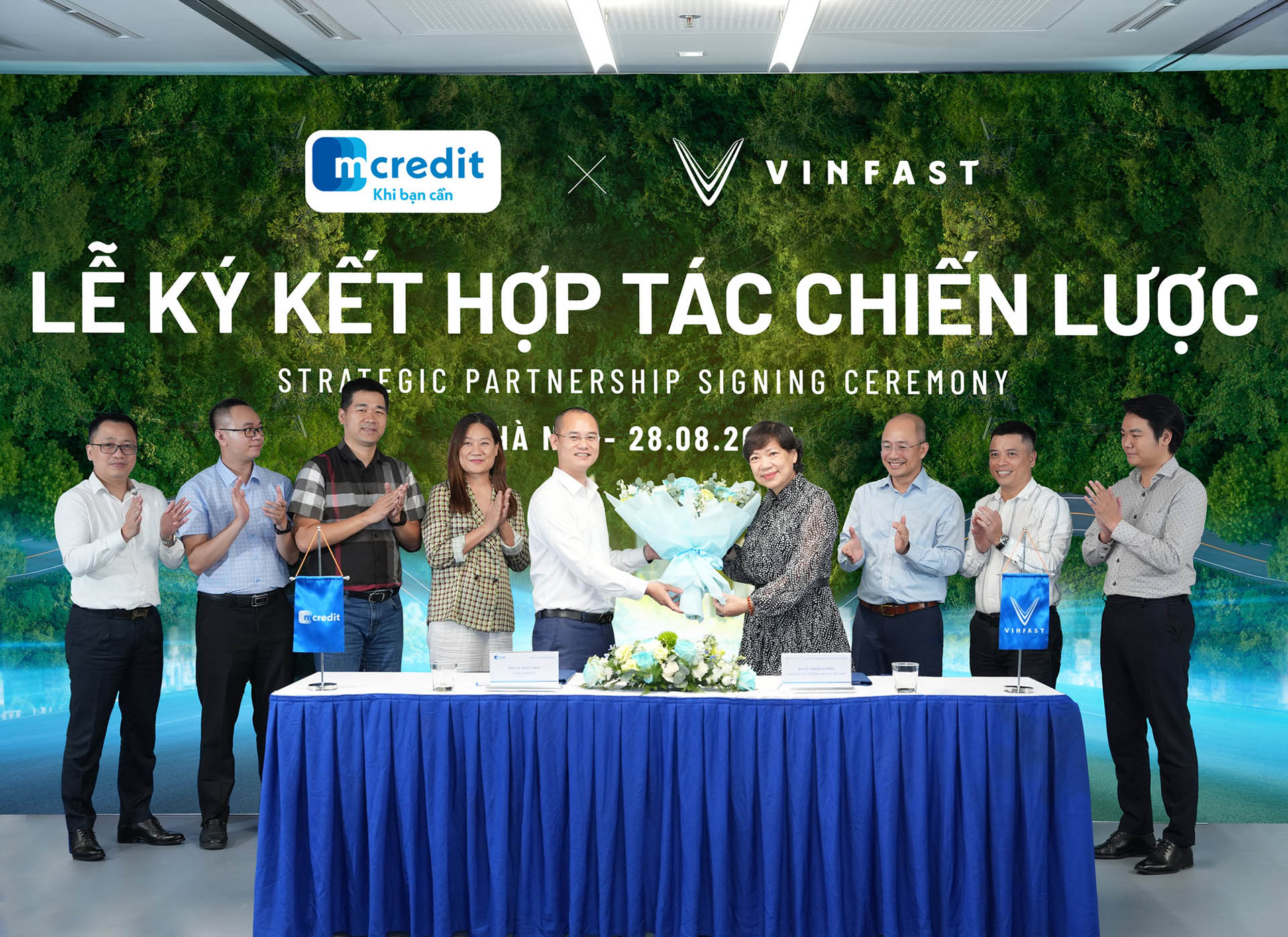 VinFast bắt tay Mcredit cung cấp hỗ trợ cho vay mua xe máy điện - Ảnh 1.