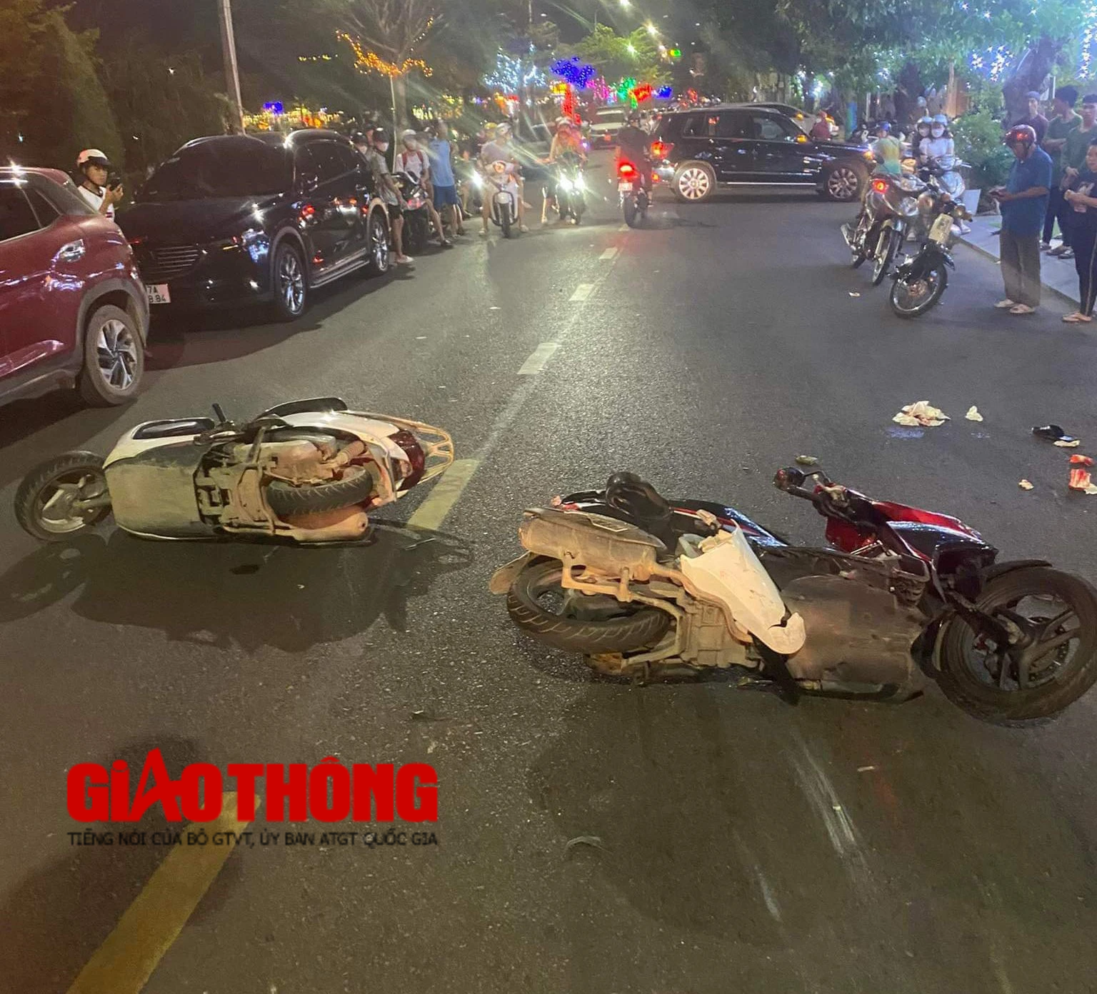 Hai xe máy va chạm giữa phố Quy Nhơn, một người tử vong - Ảnh 1.