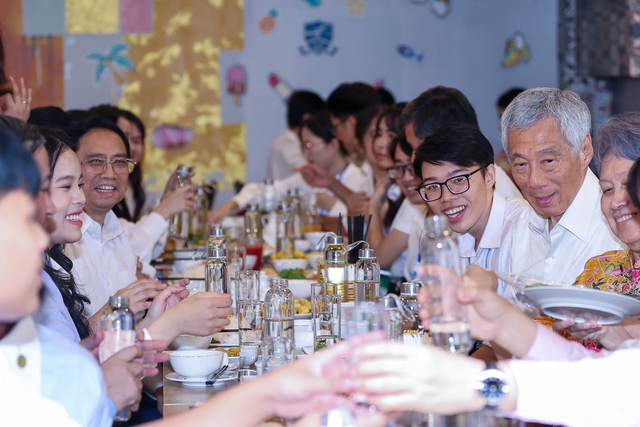 Hai thủ tướng Việt Nam - Singapore giao lưu, ăn trưa cùng sinh viên Việt Nam - Ảnh 3.