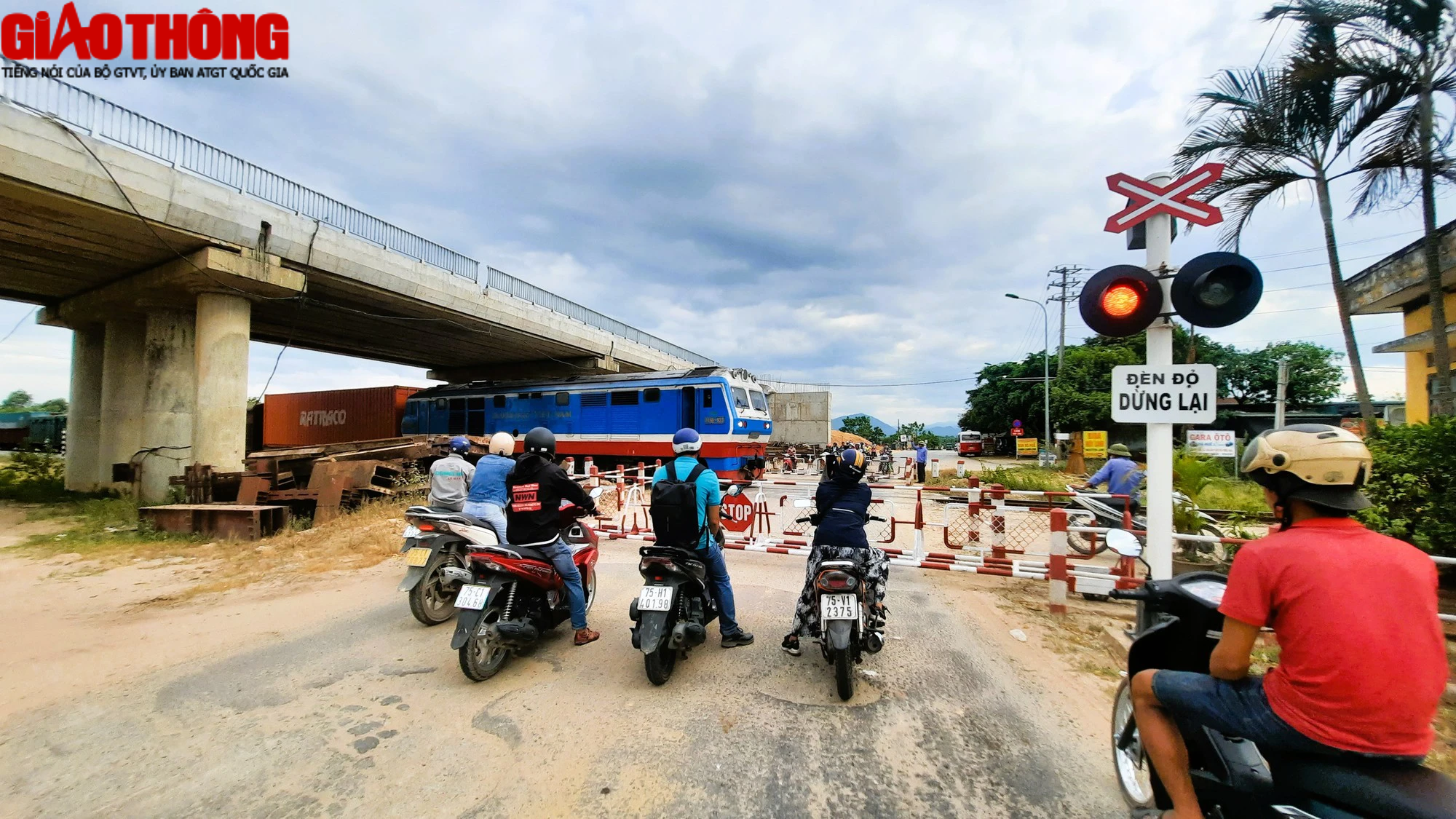 Cầu vượt đường sắt dở dang qua một thập kỷ ở Huế vẫn trơ mố vì gặp khó mặt bằng - Ảnh 3.