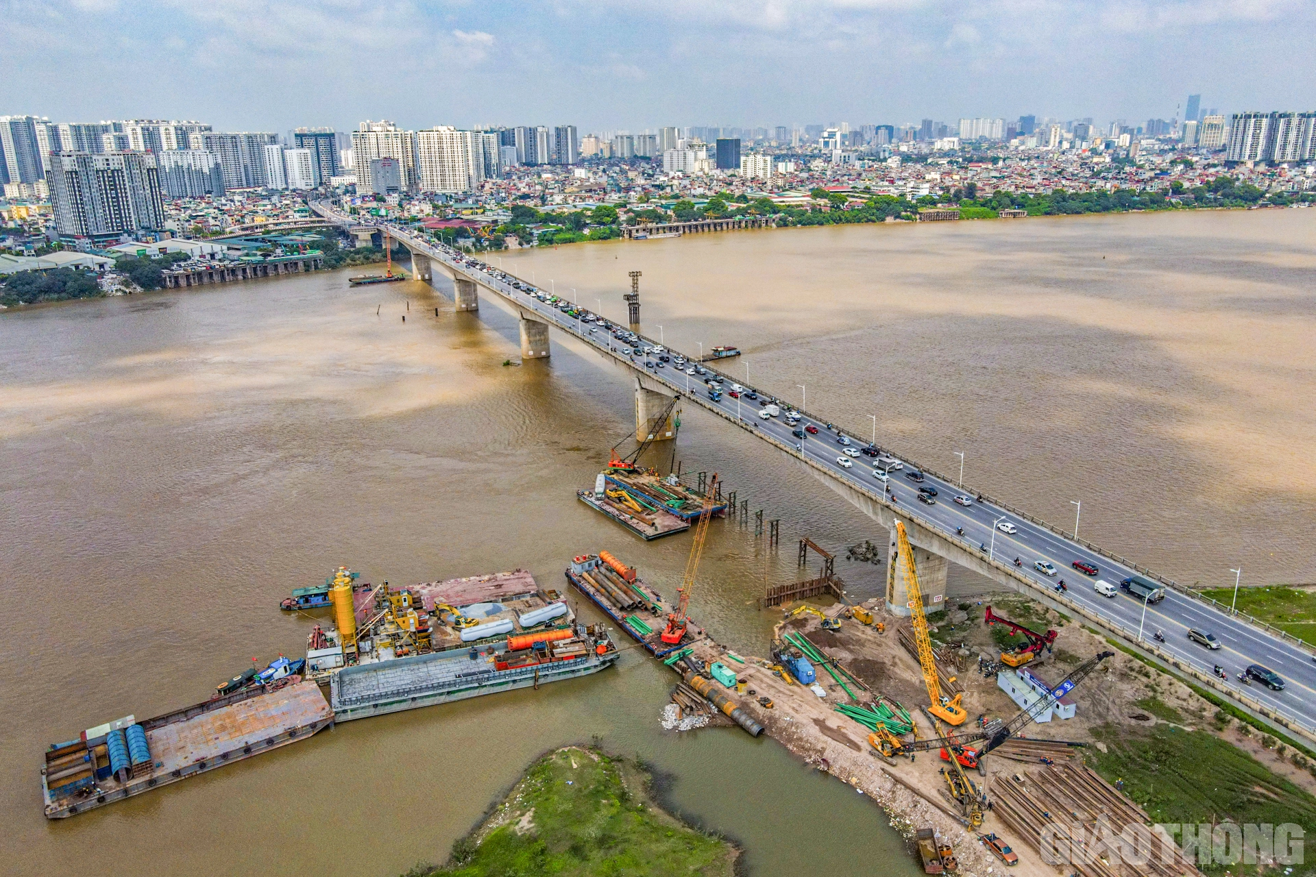 Hành trình đầy thử thách xây cầu Vĩnh Tuy 2