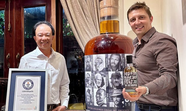 Một nhà sưu tầm người Việt Nam là người mua chai whisky lớn nhất thế giới - Ảnh 1.