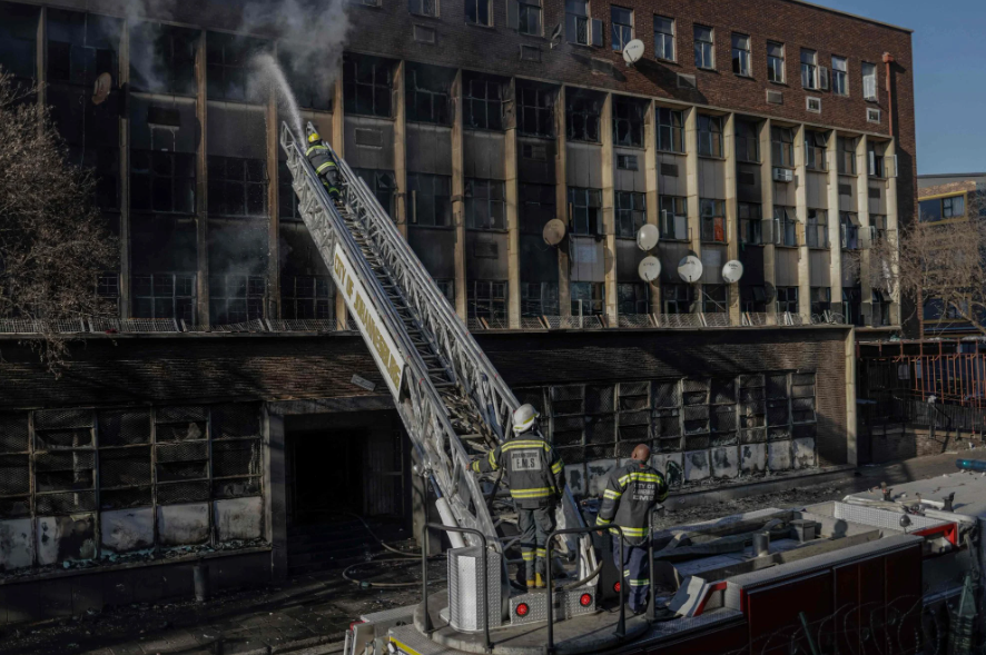 Cháy tòa nhà 5 tầng tại thành phố lớn nhất Nam Phi, ít nhất 63 người thiệt mạng  - Ảnh 4.