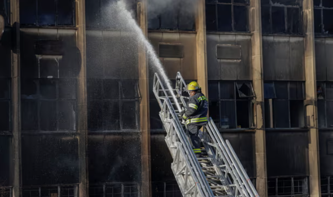 Cháy tòa nhà 5 tầng tại thành phố lớn nhất Nam Phi, ít nhất 63 người thiệt mạng  - Ảnh 6.
