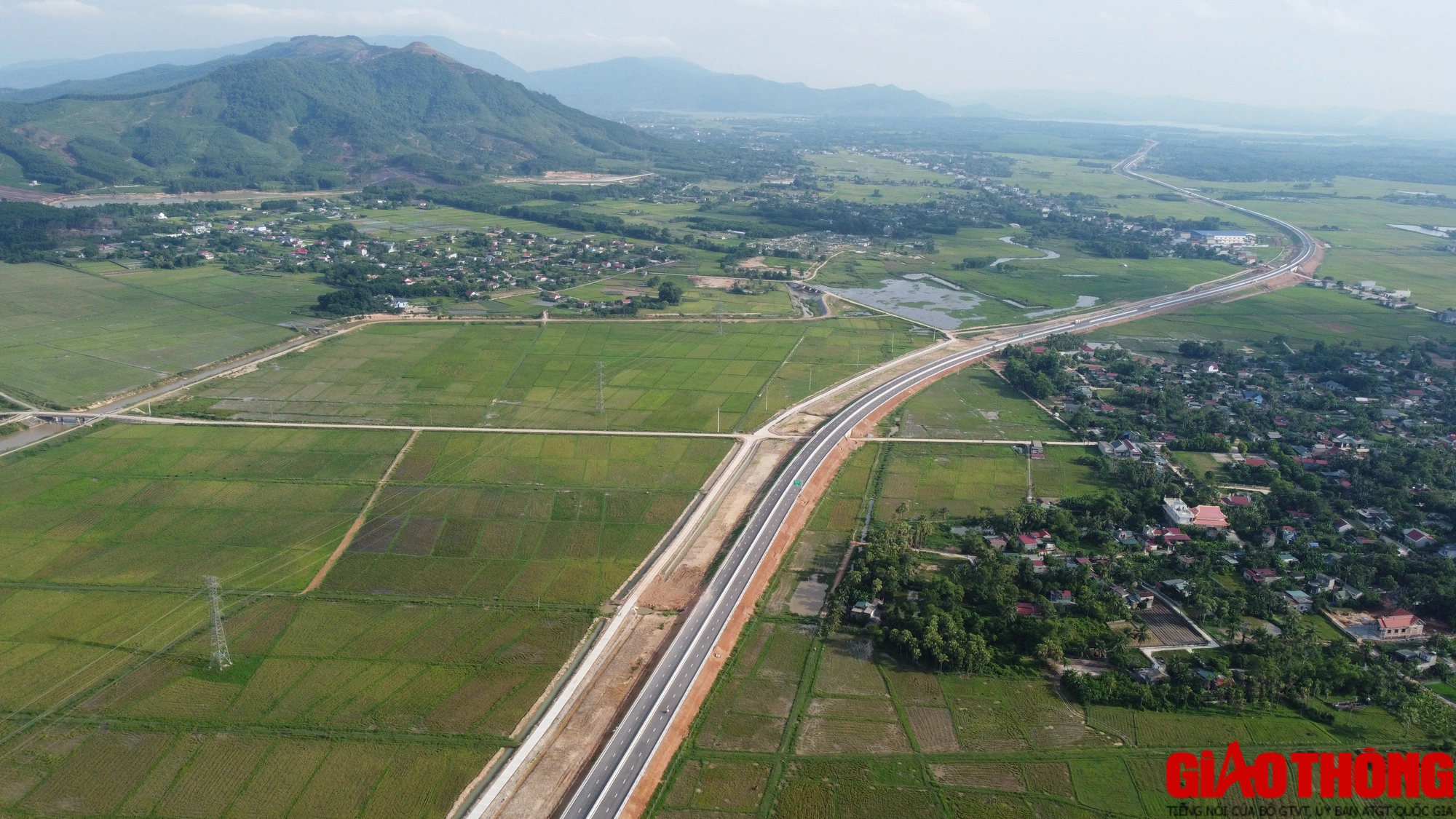 Toàn tuyến cao tốc QL45 - Nghi Sơn trước ngày thông xe - Ảnh 1.