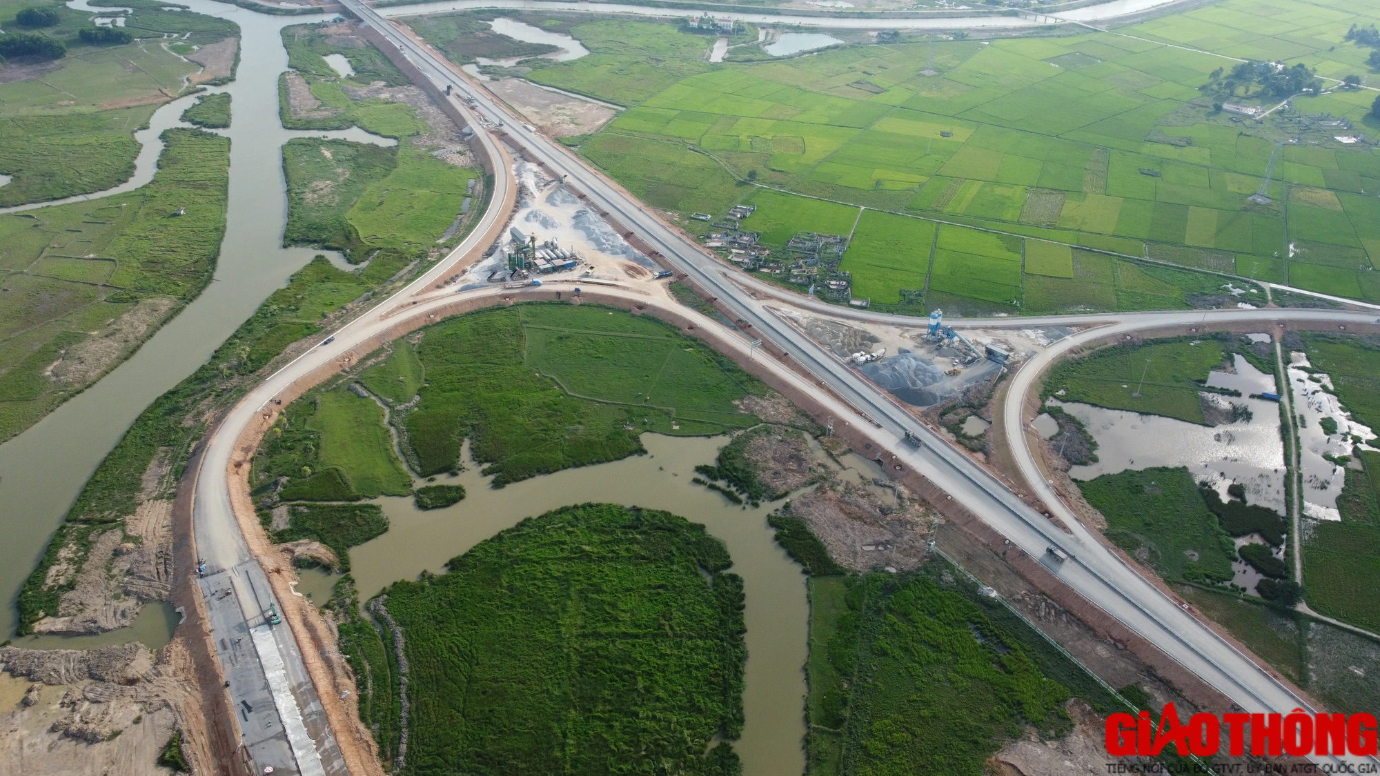 Toàn tuyến cao tốc QL45 - Nghi Sơn trước ngày thông xe - Ảnh 6.