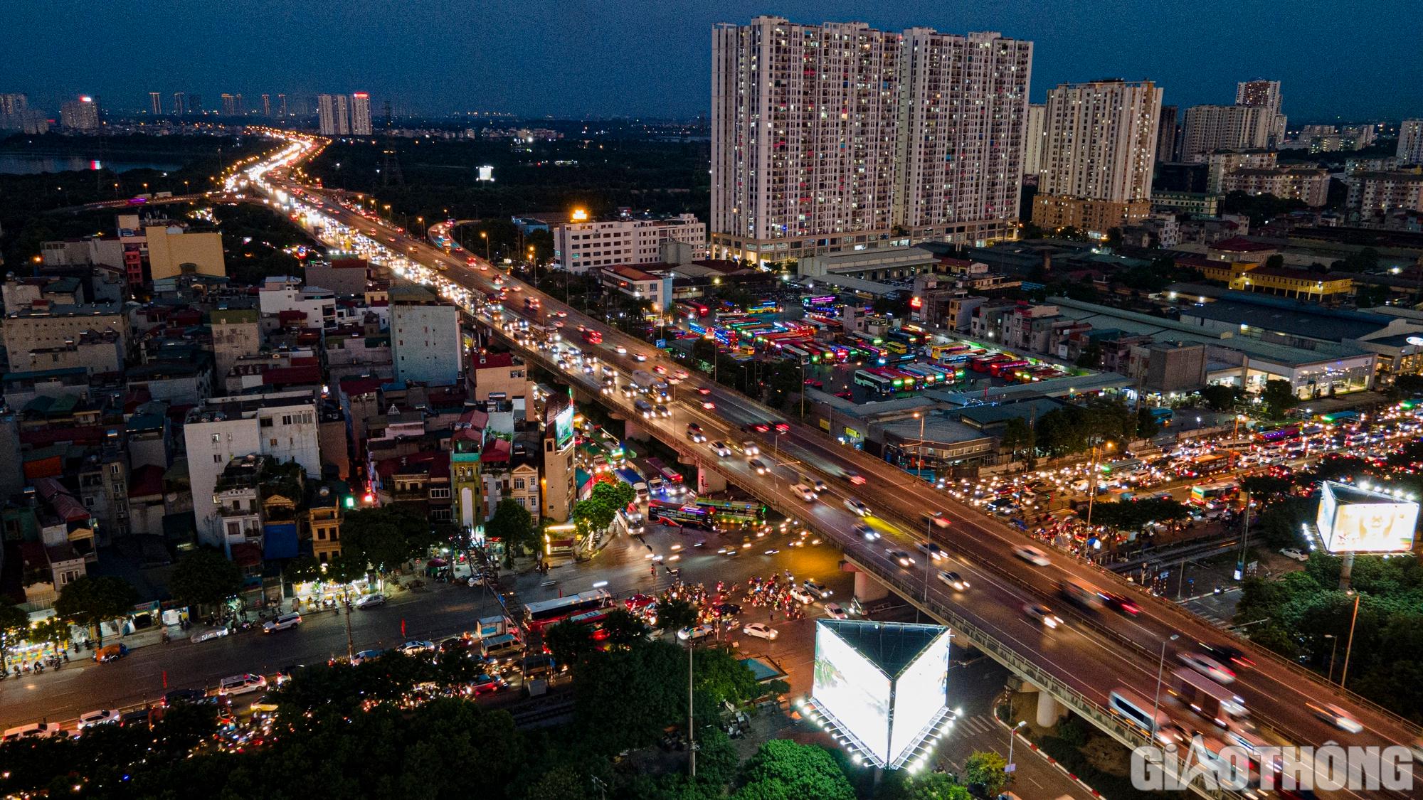 Bến xe, đường phố Hà Nội đông nghẹt người, xe - Ảnh 13.