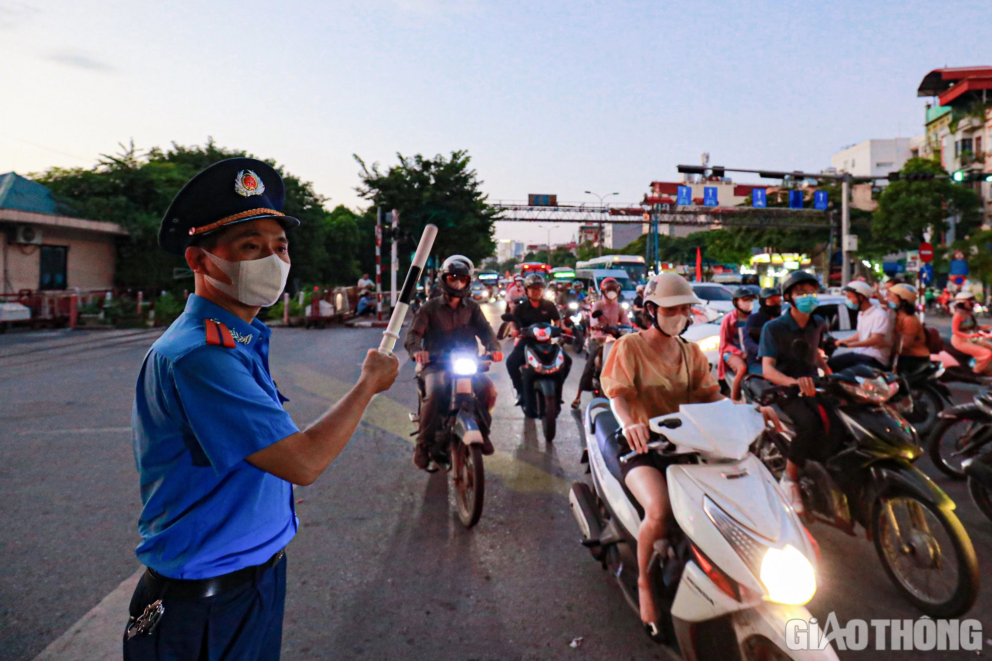 Bến xe, đường phố Hà Nội đông nghẹt người, xe - Ảnh 14.