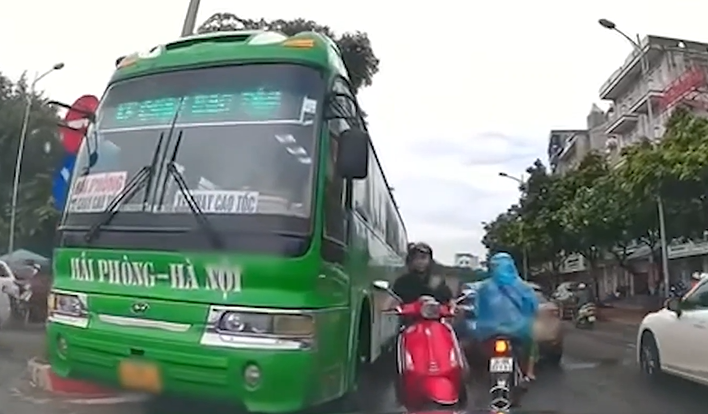 Hà Nội: Phạt 5 triệu đồng lái xe khách đi ngược chiều sau phản ánh của người dân - Ảnh 1.