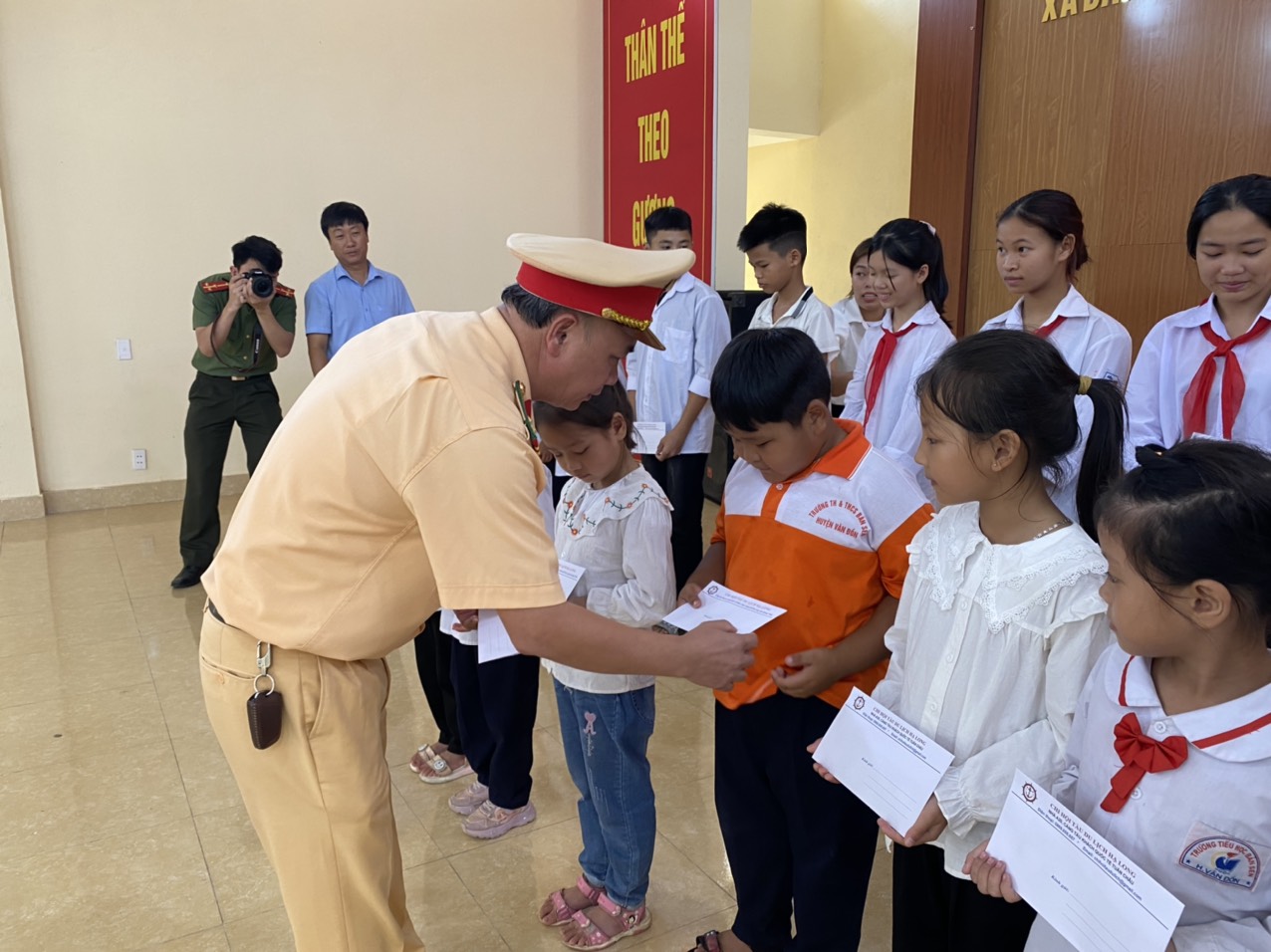 Những nghĩa cử đẹp của Cảnh sát Đường thủy Quảng Ninh với học sinh xã đảo trước thềm năm học mới - Ảnh 3.