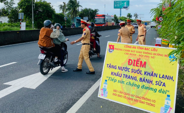 Người dân bất ngờ khi được CSGT Đồng Nai, Bạc Liêu &quot;chặn xe&quot; tặng khăn lạnh, nước uống - Ảnh 4.