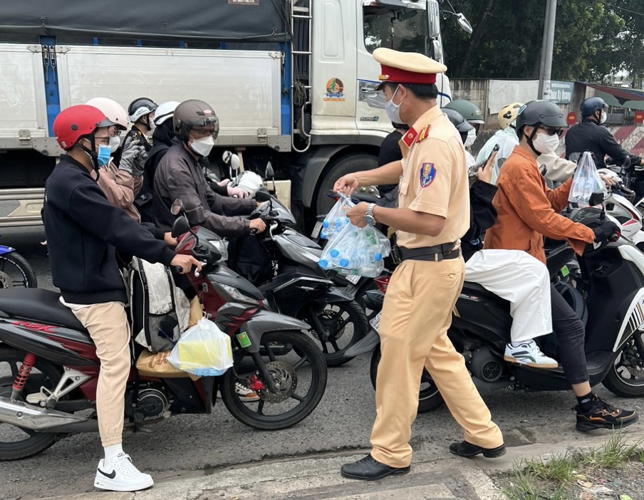 CSGT Đồng Nai xuống đường tặng khăn nước miễn phí cho bà con về quê và đi chơi lễ - Ảnh 1.