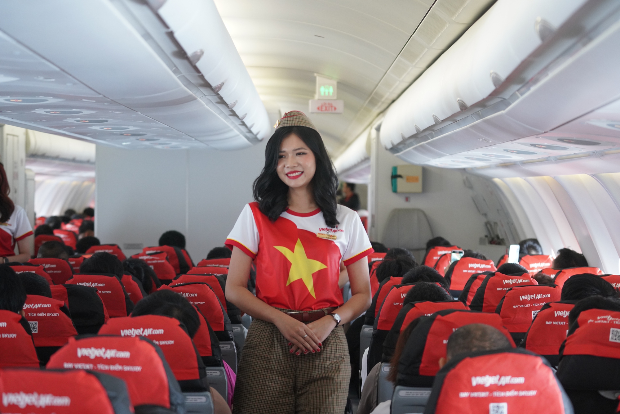 Khách bay Vietjet bất ngờ xem trình diễn áo dài ở độ cao 10.000m - Ảnh 3.