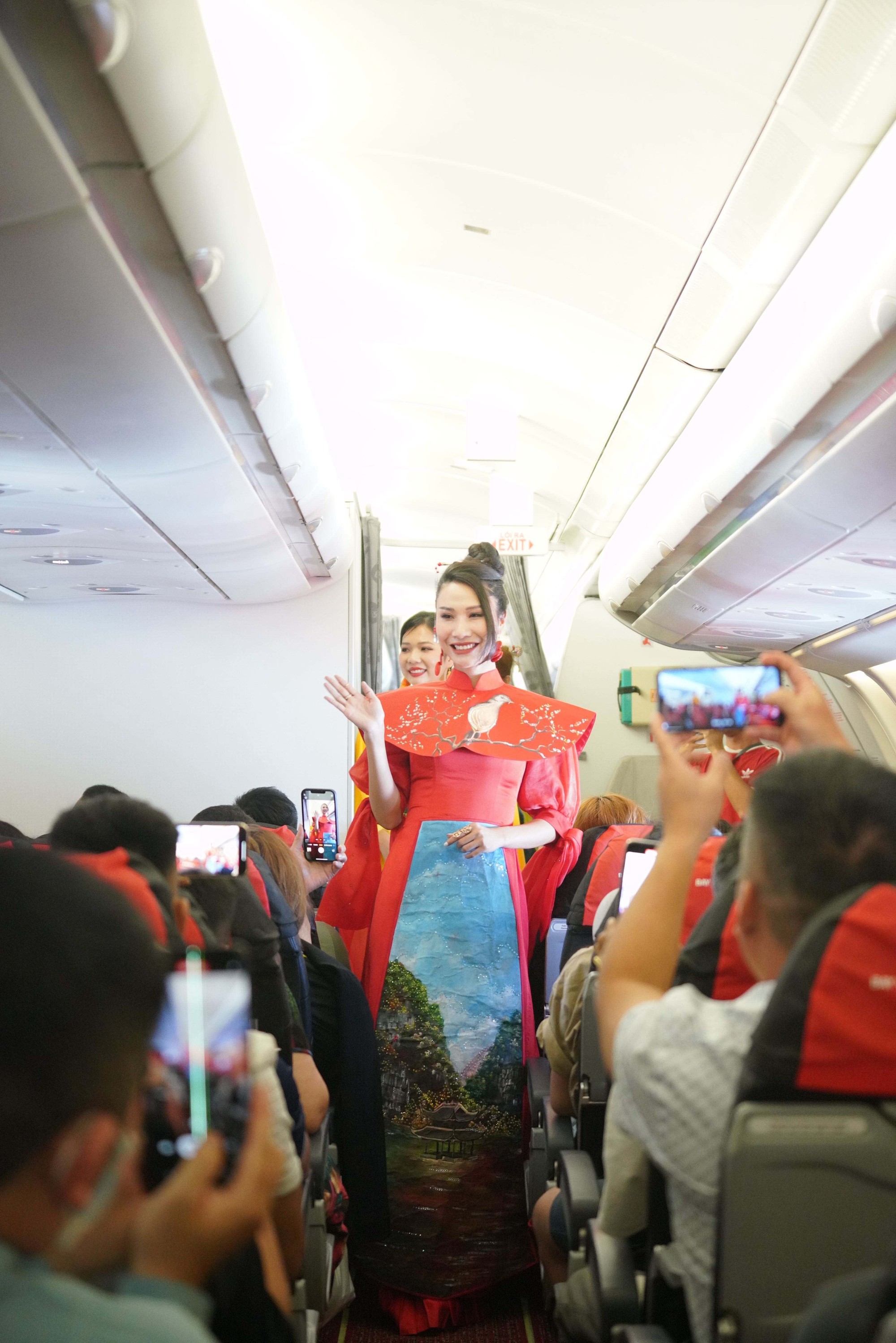 Khách bay Vietjet bất ngờ xem trình diễn áo dài ở độ cao 10.000m - Ảnh 7.