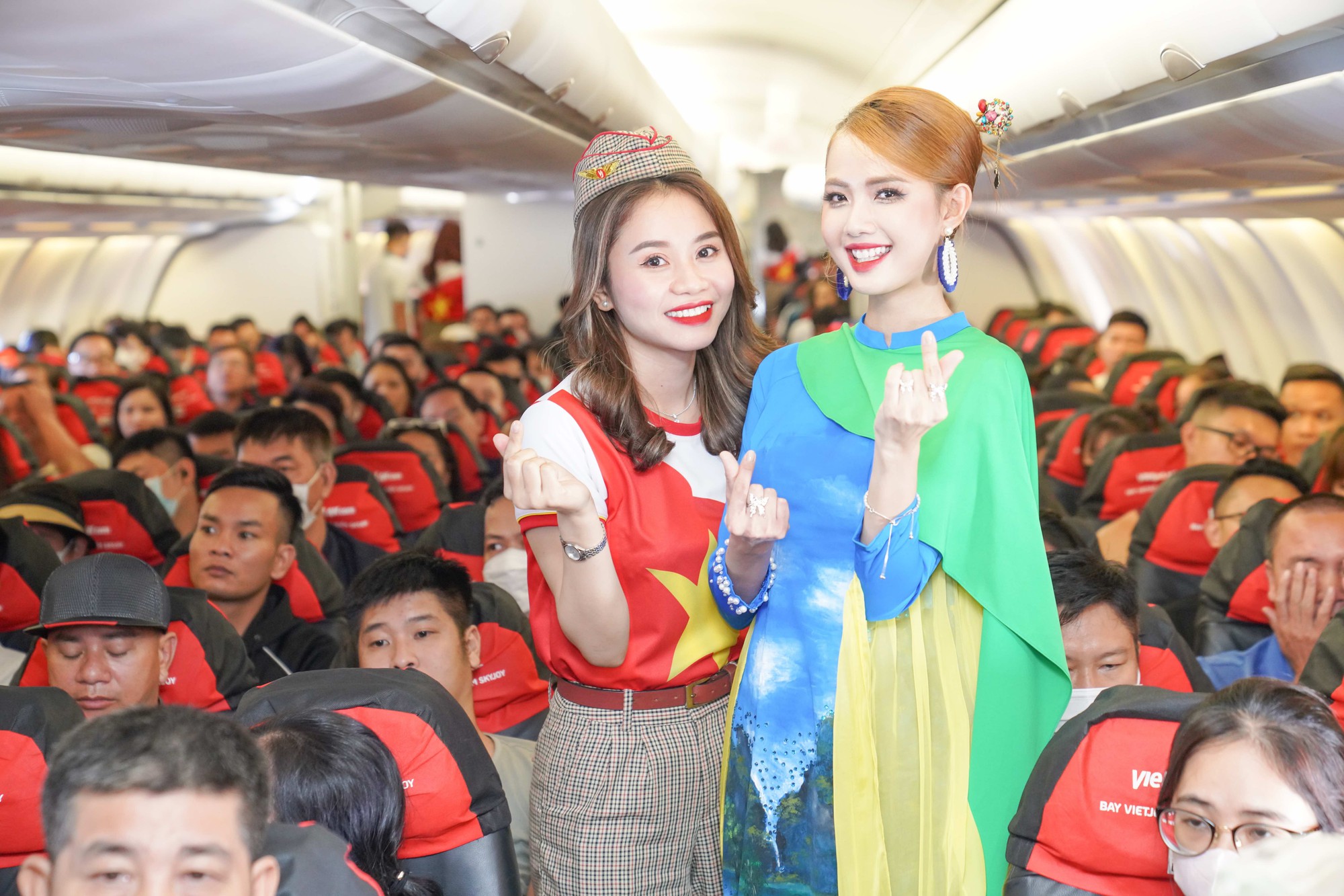 Khách bay Vietjet bất ngờ xem trình diễn áo dài ở độ cao 10.000m - Ảnh 8.