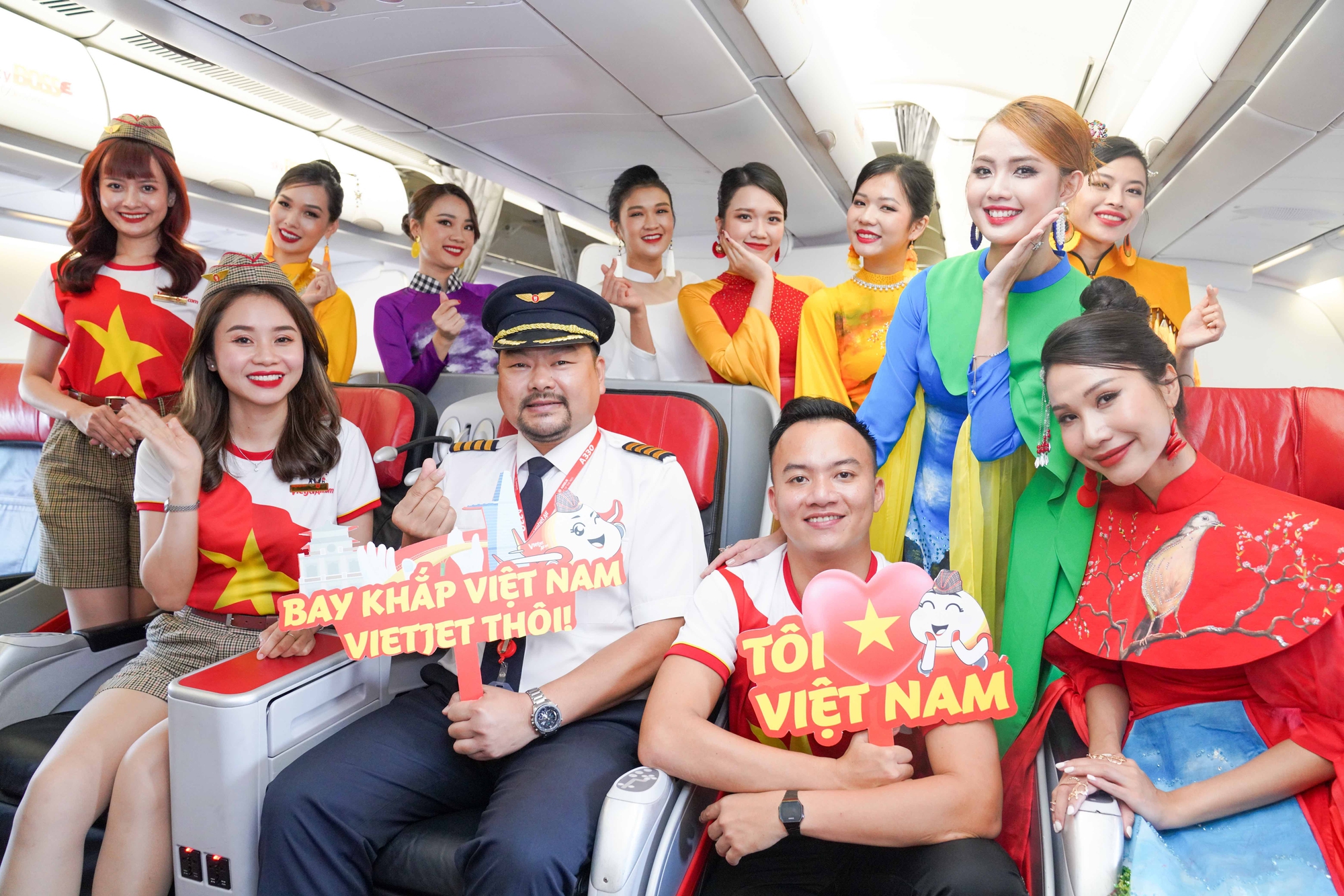 Khách bay Vietjet bất ngờ xem trình diễn áo dài ở độ cao 10.000m - Ảnh 9.