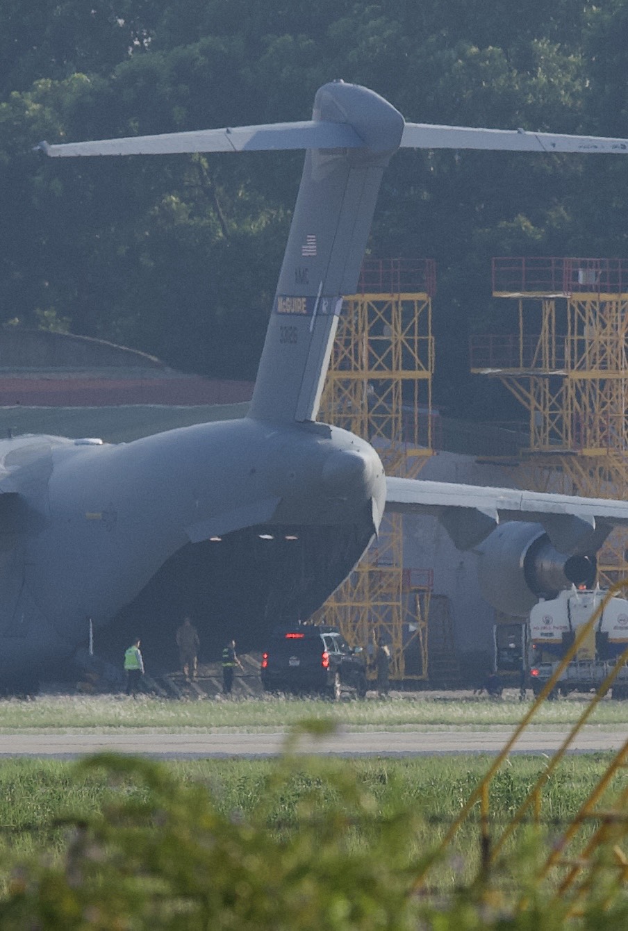 Cận cảnh siêu vận tải cơ C-17 Mỹ "mở bụng, nhả hàng" ở sân bay Nội Bài - Ảnh 6.