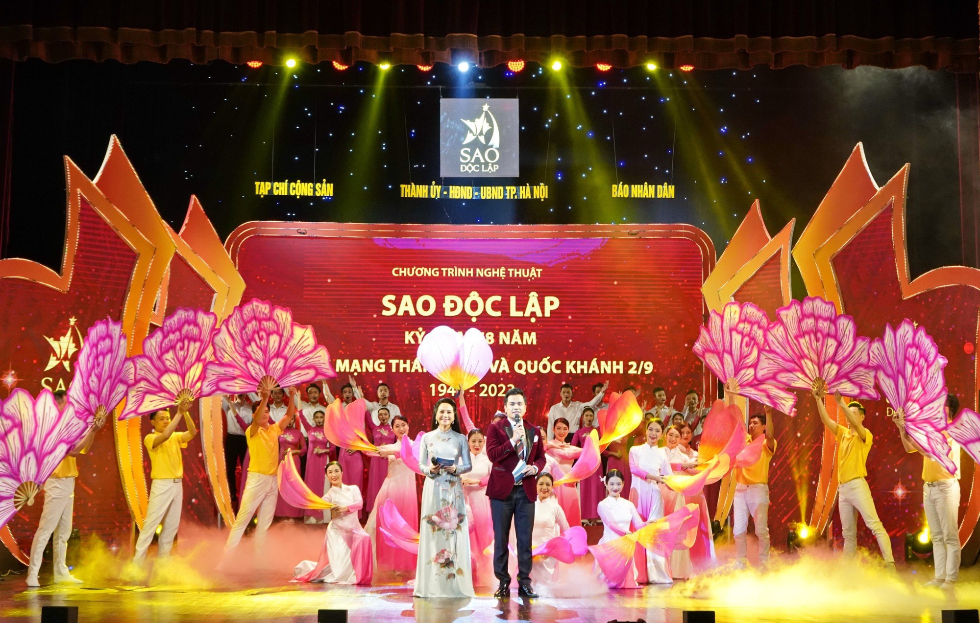 Rörande konstprogram Xúc động chương trình nghệ thuật "Sao Độc lập" kỷ niệm Quốc khánh 2/9 - Ảnh 1.