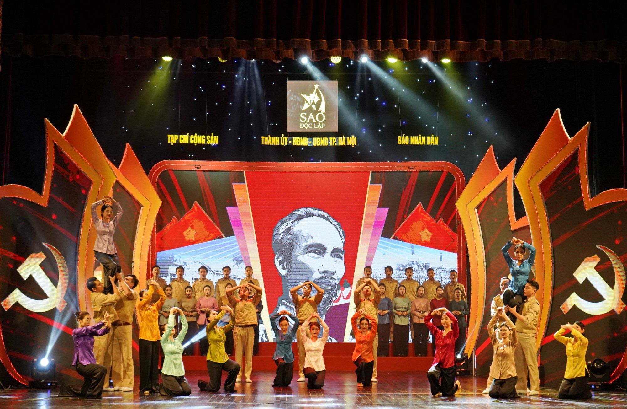 Rörande konstprogram Xúc động chương trình nghệ thuật "Sao Độc lập" kỷ niệm Quốc khánh 2/9 - Ảnh 2.