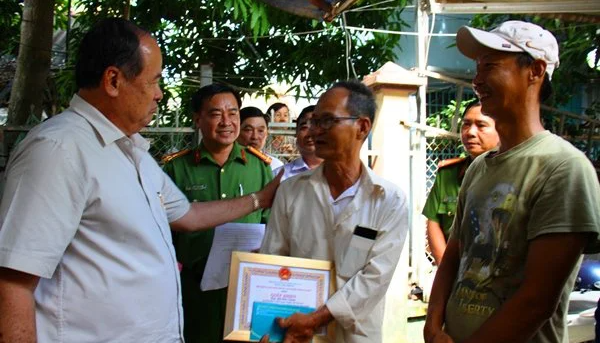 Tạm giữ hình sự đối tượng ném bé trai xuống sông để điều tra về hành vi &quot;Giết người&quot; - Ảnh 3.